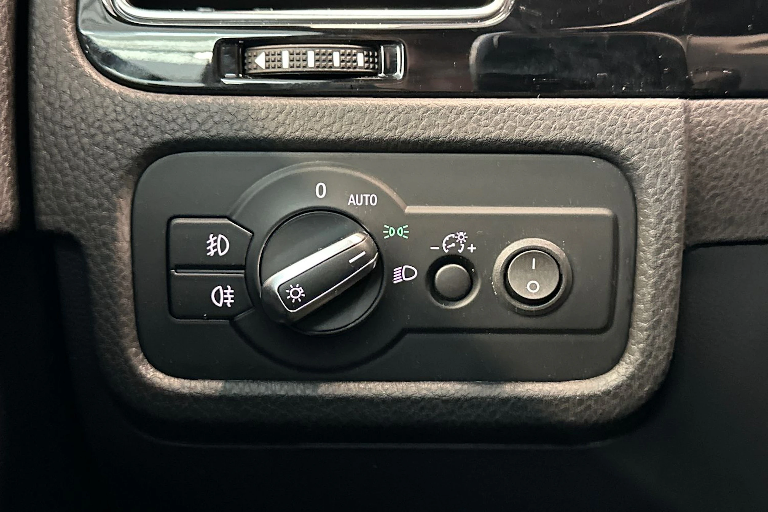 musta Volkswagen Touareg 2015 kuva 17.