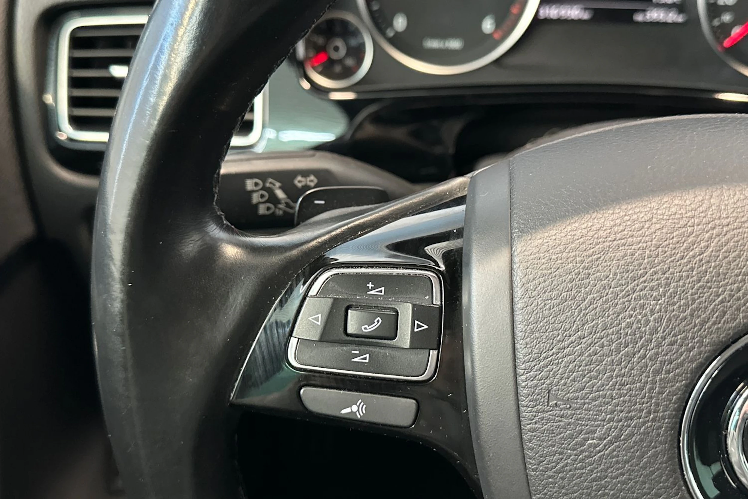 musta Volkswagen Touareg 2015 kuva 19.