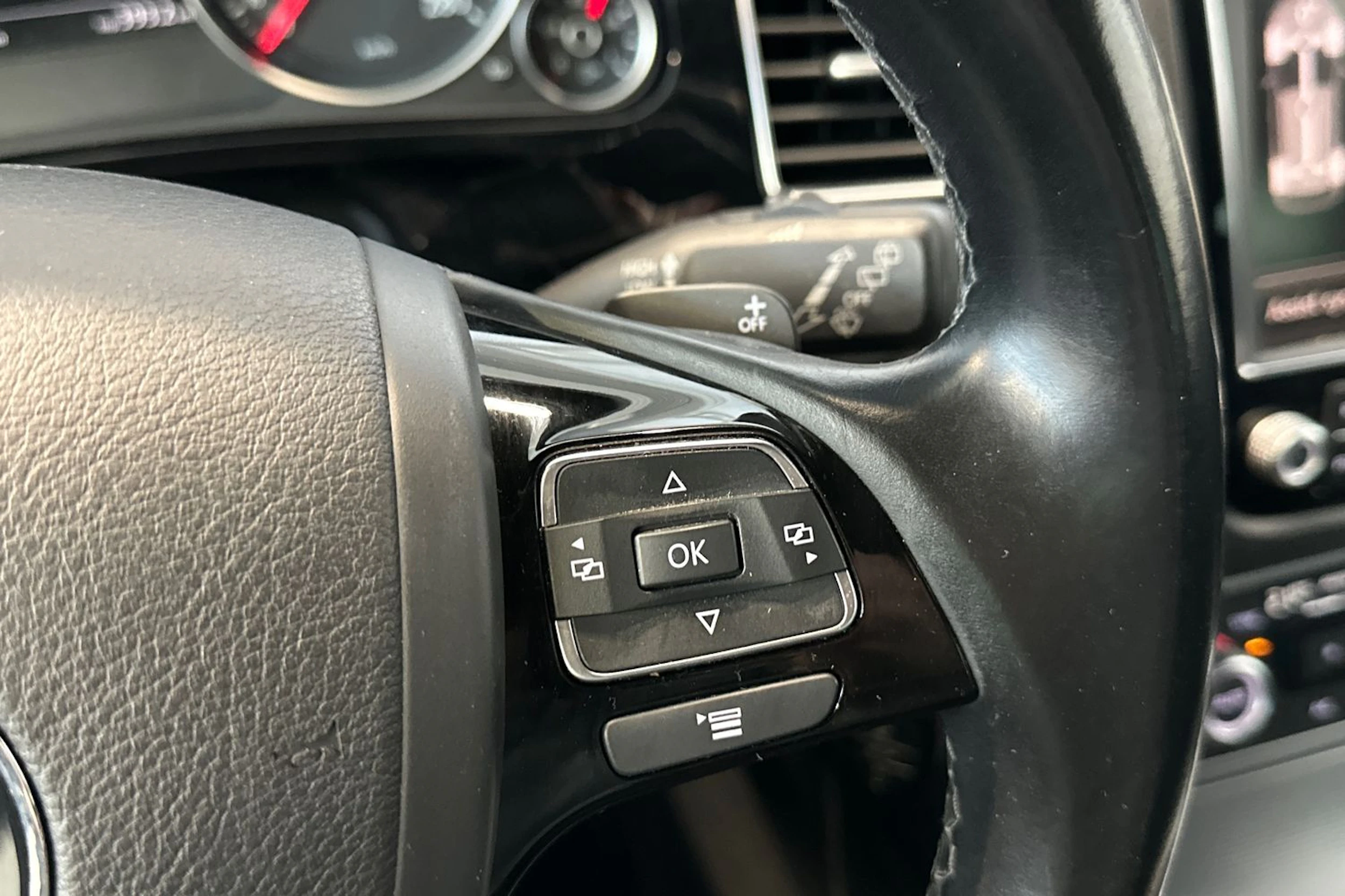 musta Volkswagen Touareg 2015 kuva 20.