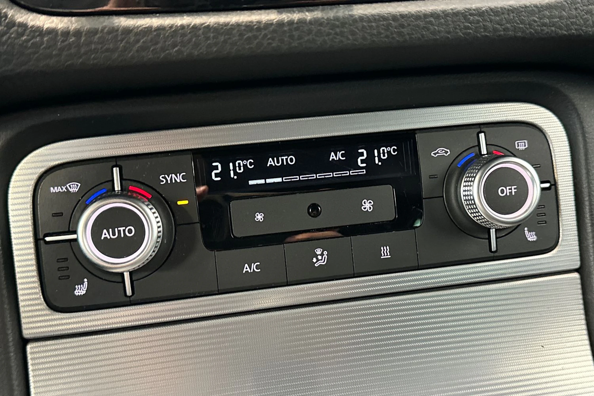 musta Volkswagen Touareg 2015 kuva 26.