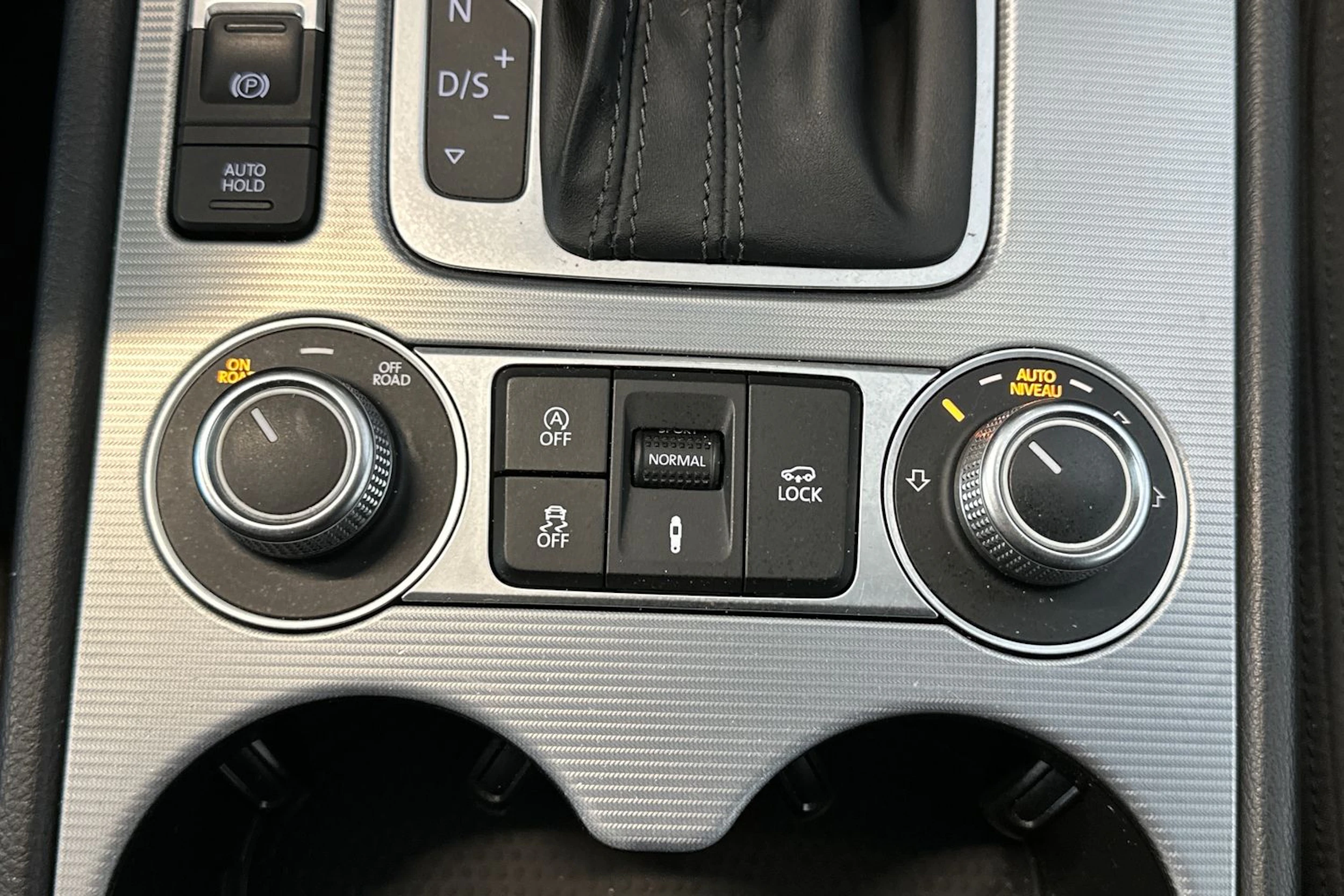 musta Volkswagen Touareg 2015 kuva 28.