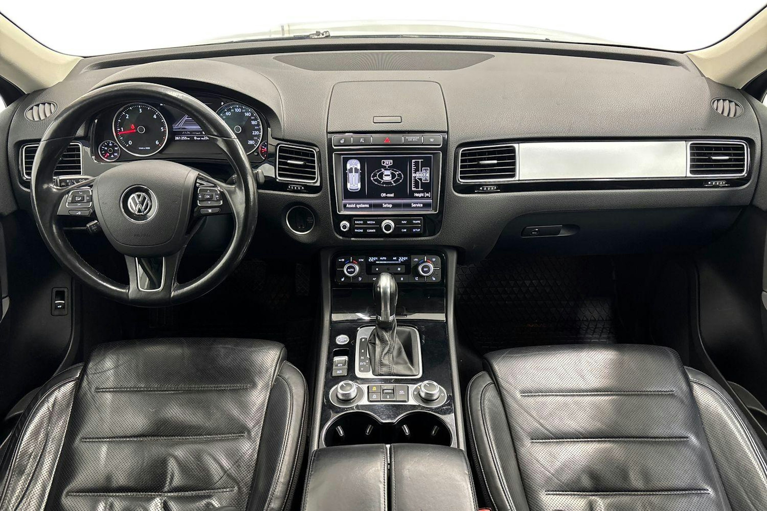 valkoinen Volkswagen Touareg 2016 kuva 9.