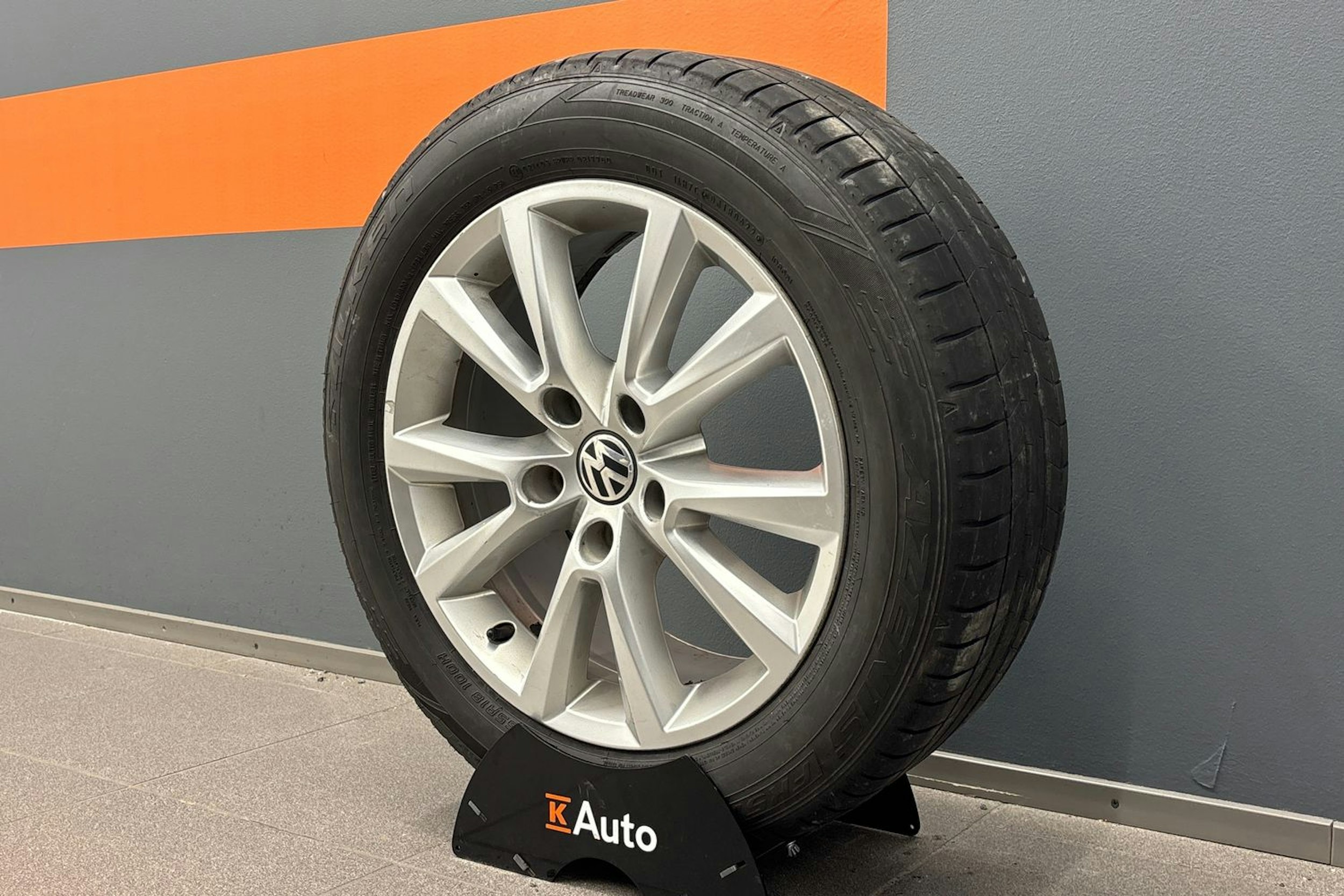 valkoinen Volkswagen Touareg 2016 kuva 13.