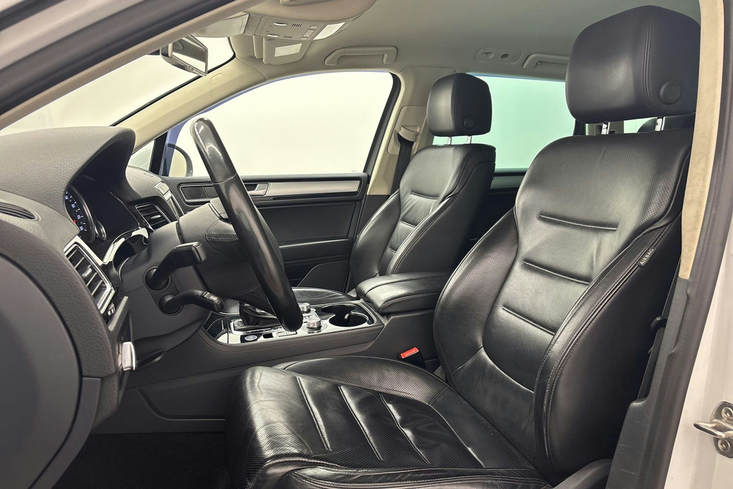 valkoinen Volkswagen Touareg 2016 kuva 14.