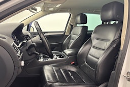 valkoinen Volkswagen Touareg 2016 kuva 14.