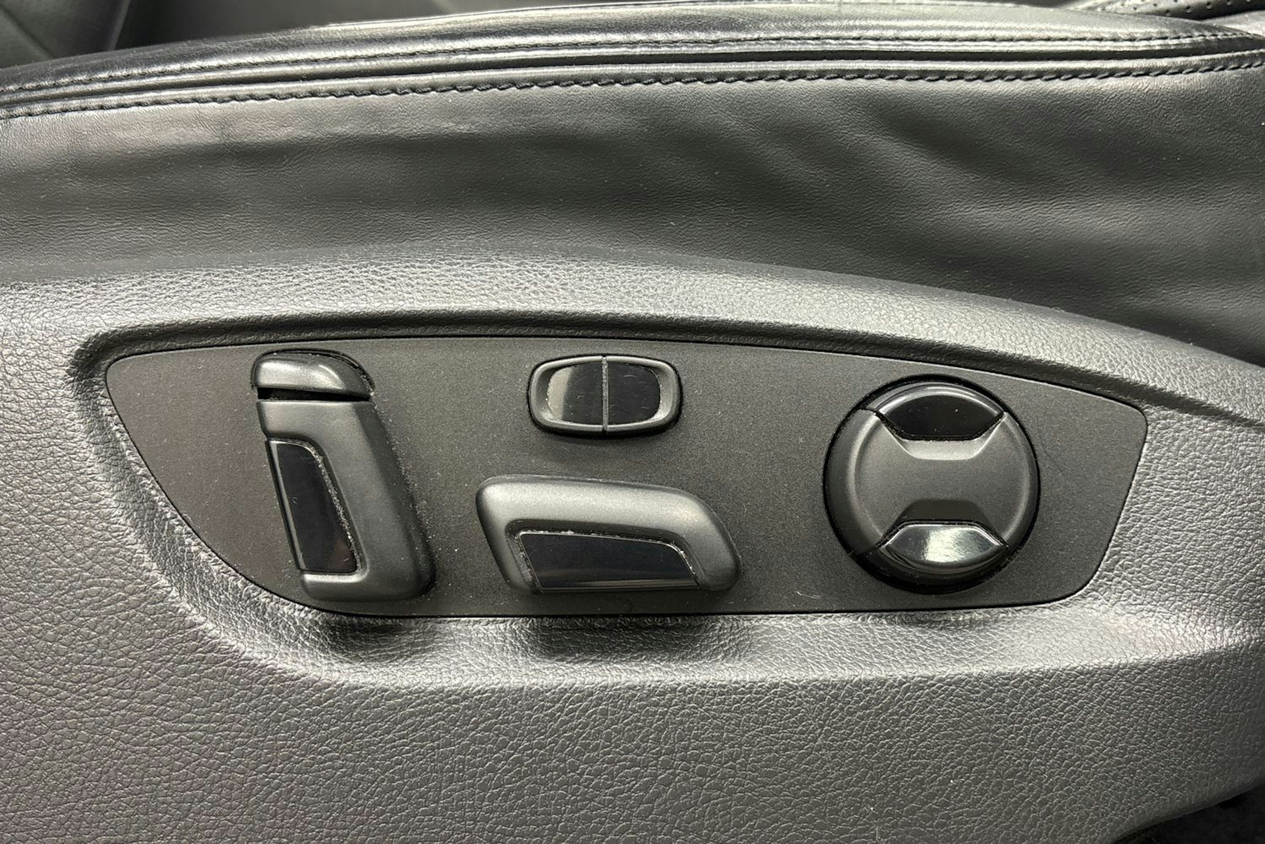 valkoinen Volkswagen Touareg 2016 kuva 15.