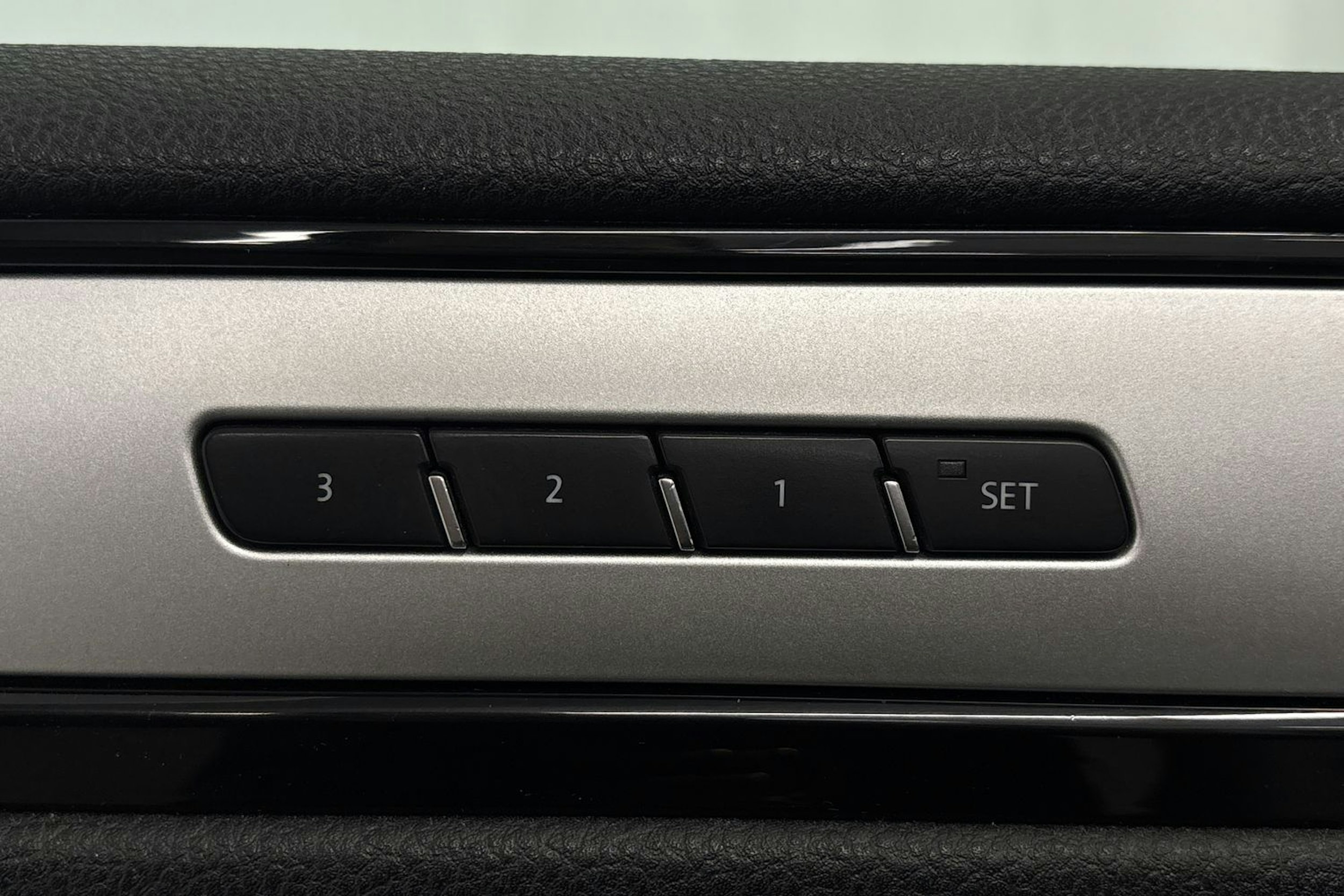 valkoinen Volkswagen Touareg 2016 kuva 16.