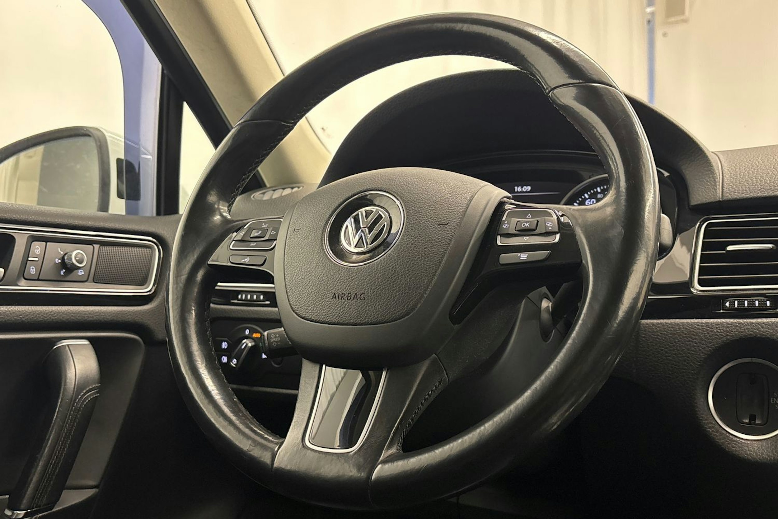 valkoinen Volkswagen Touareg 2016 kuva 17.