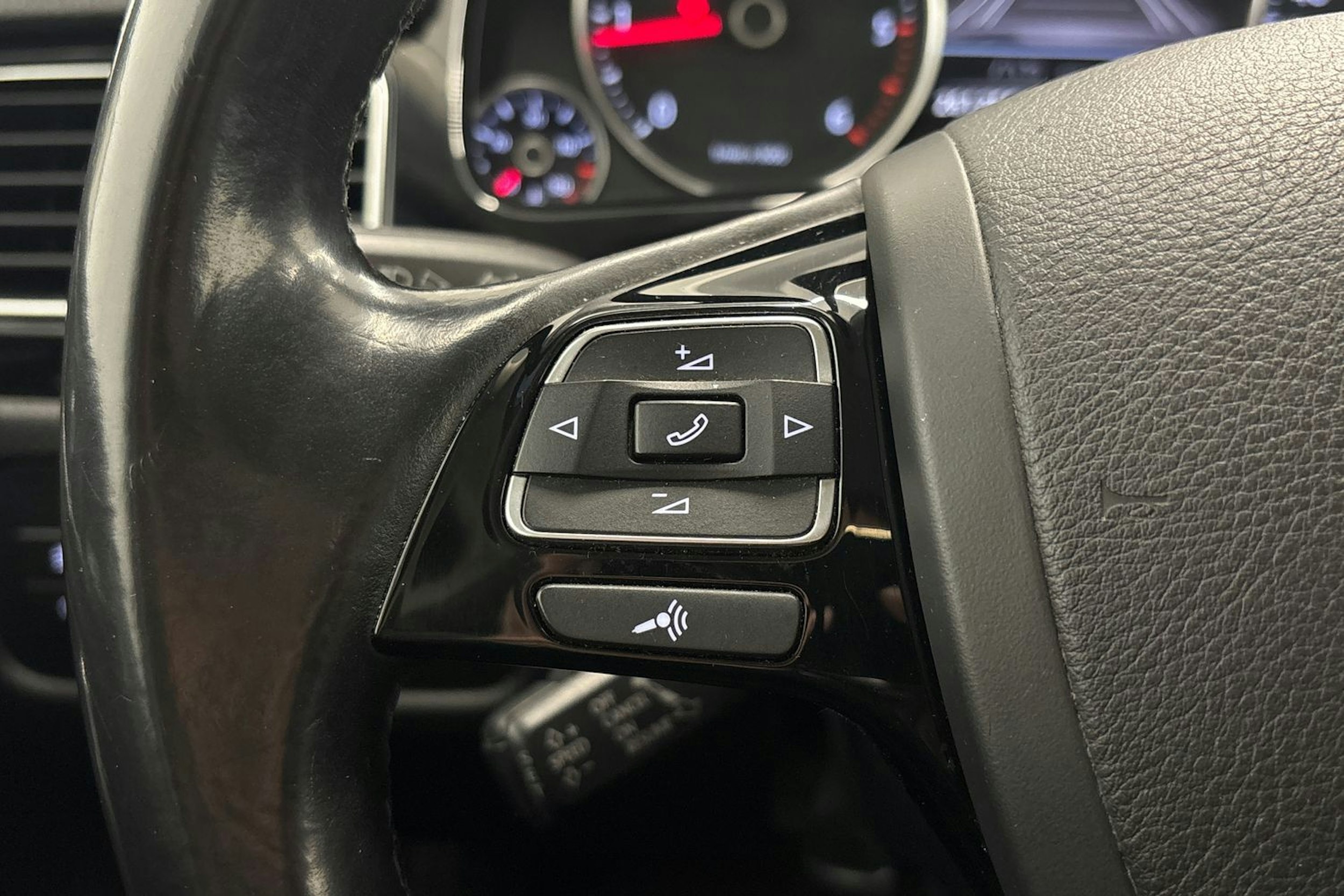 valkoinen Volkswagen Touareg 2016 kuva 18.