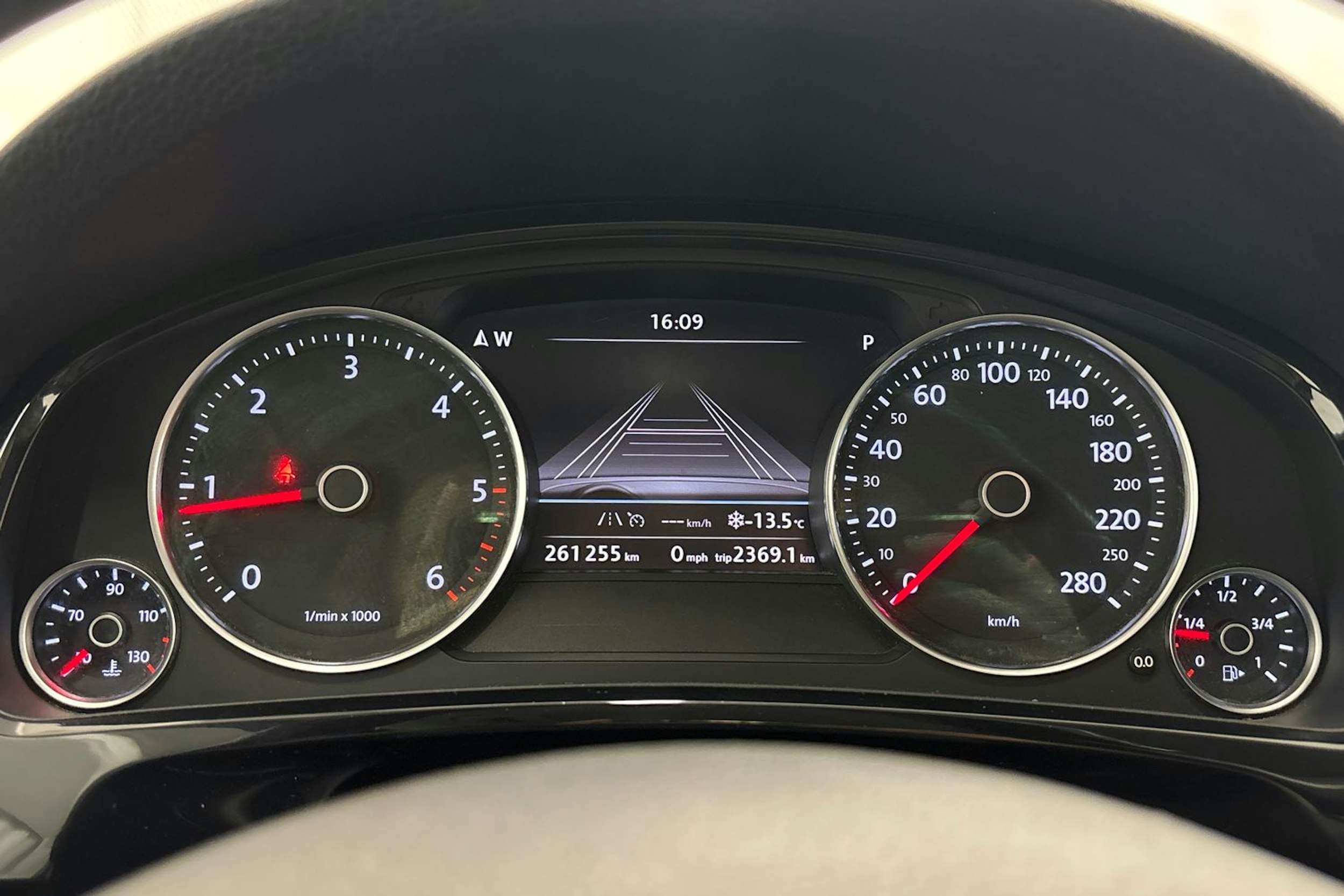 valkoinen Volkswagen Touareg 2016 kuva 21.