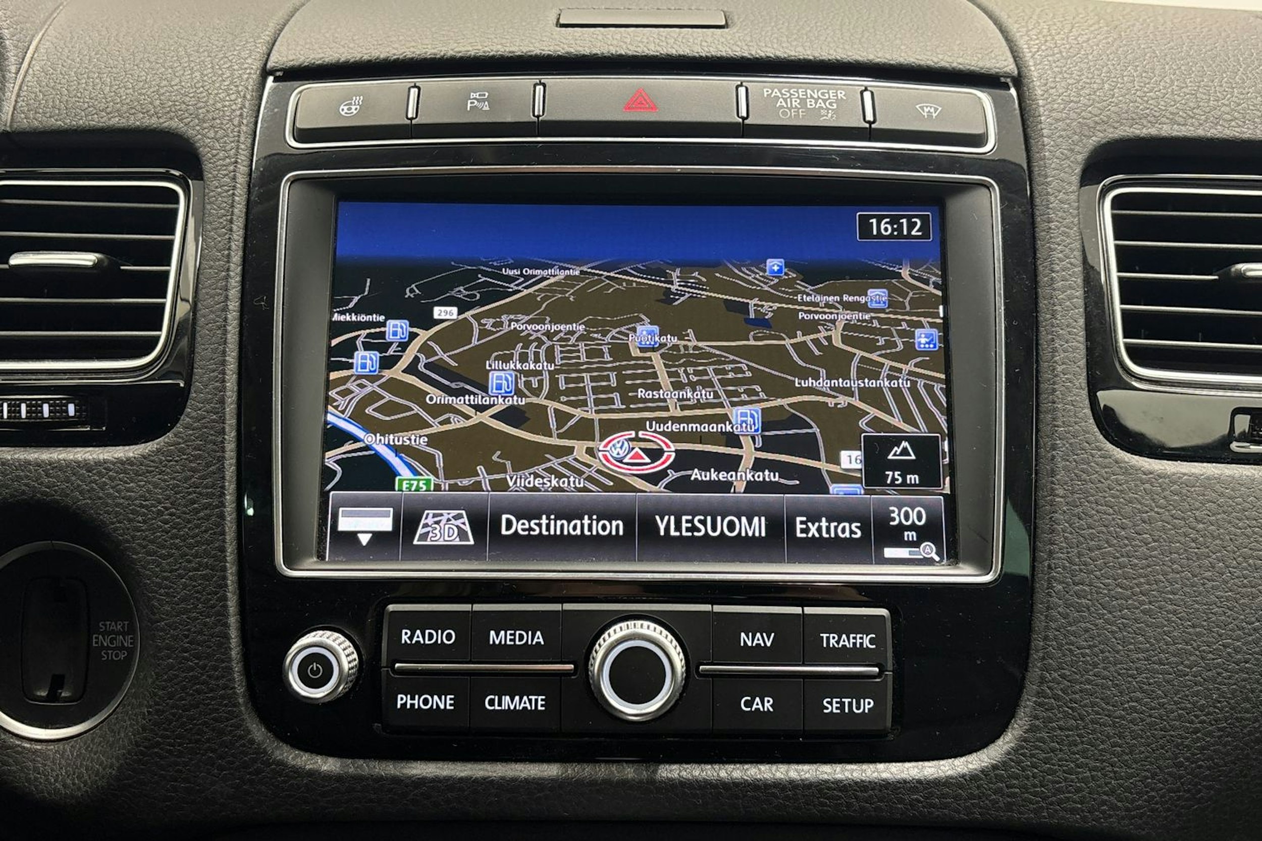 valkoinen Volkswagen Touareg 2016 kuva 23.