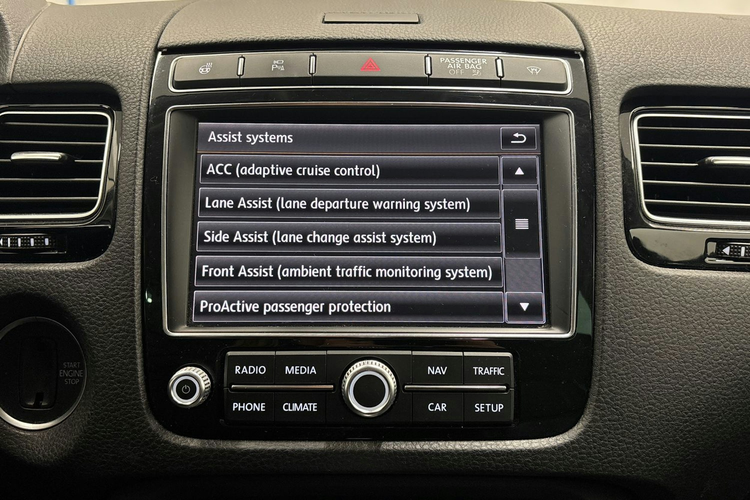 valkoinen Volkswagen Touareg 2016 kuva 24.