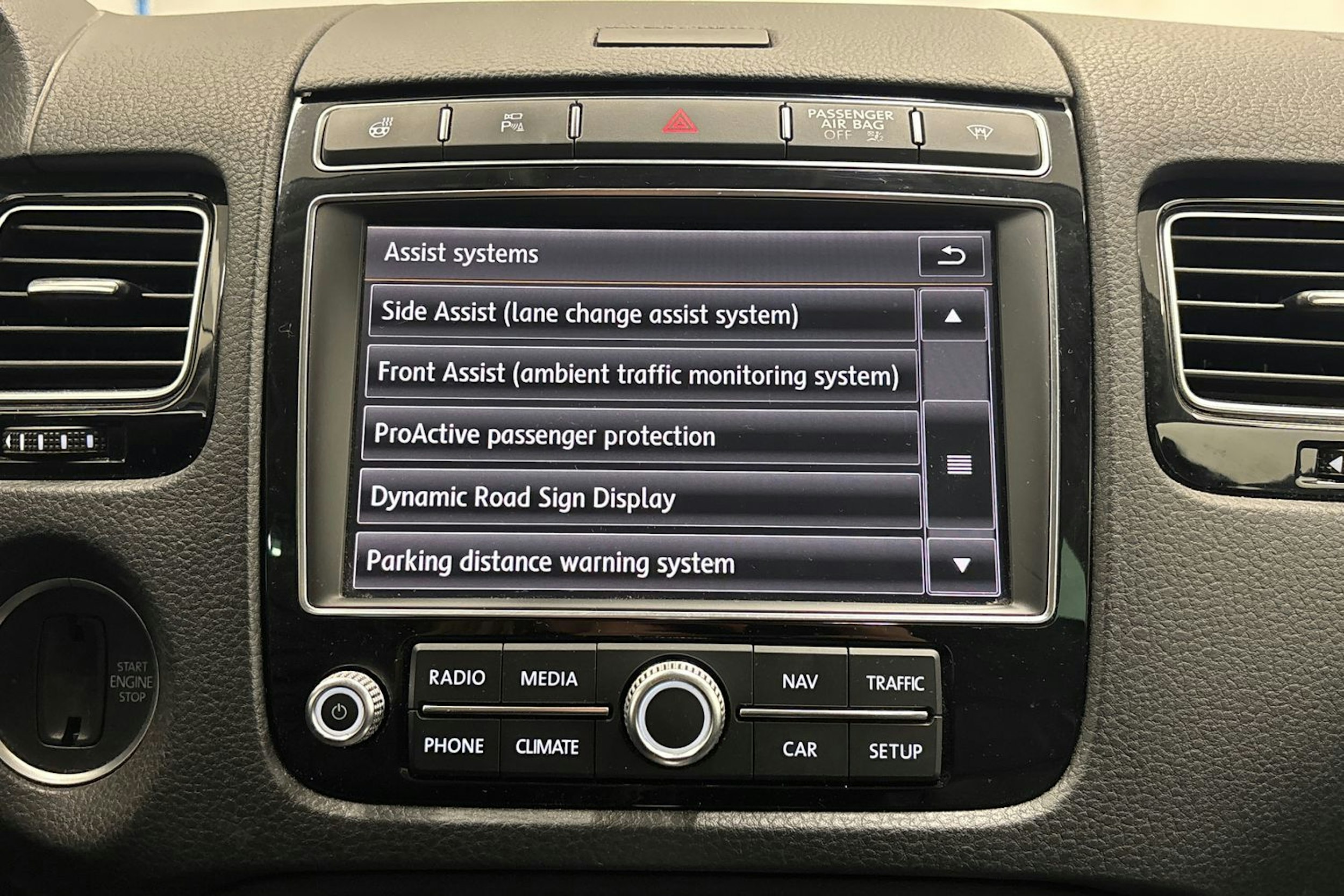 valkoinen Volkswagen Touareg 2016 kuva 25.