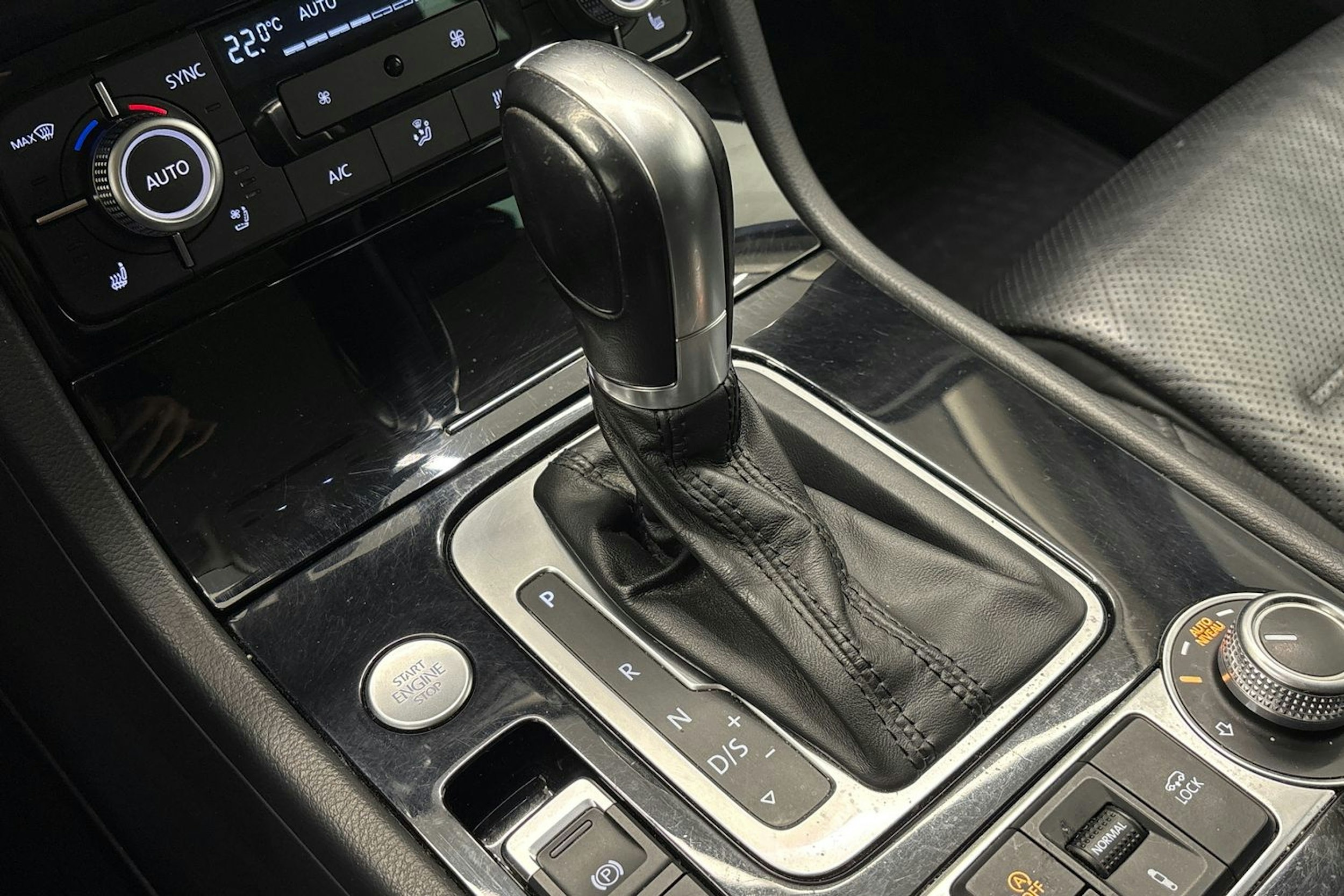 valkoinen Volkswagen Touareg 2016 kuva 27.