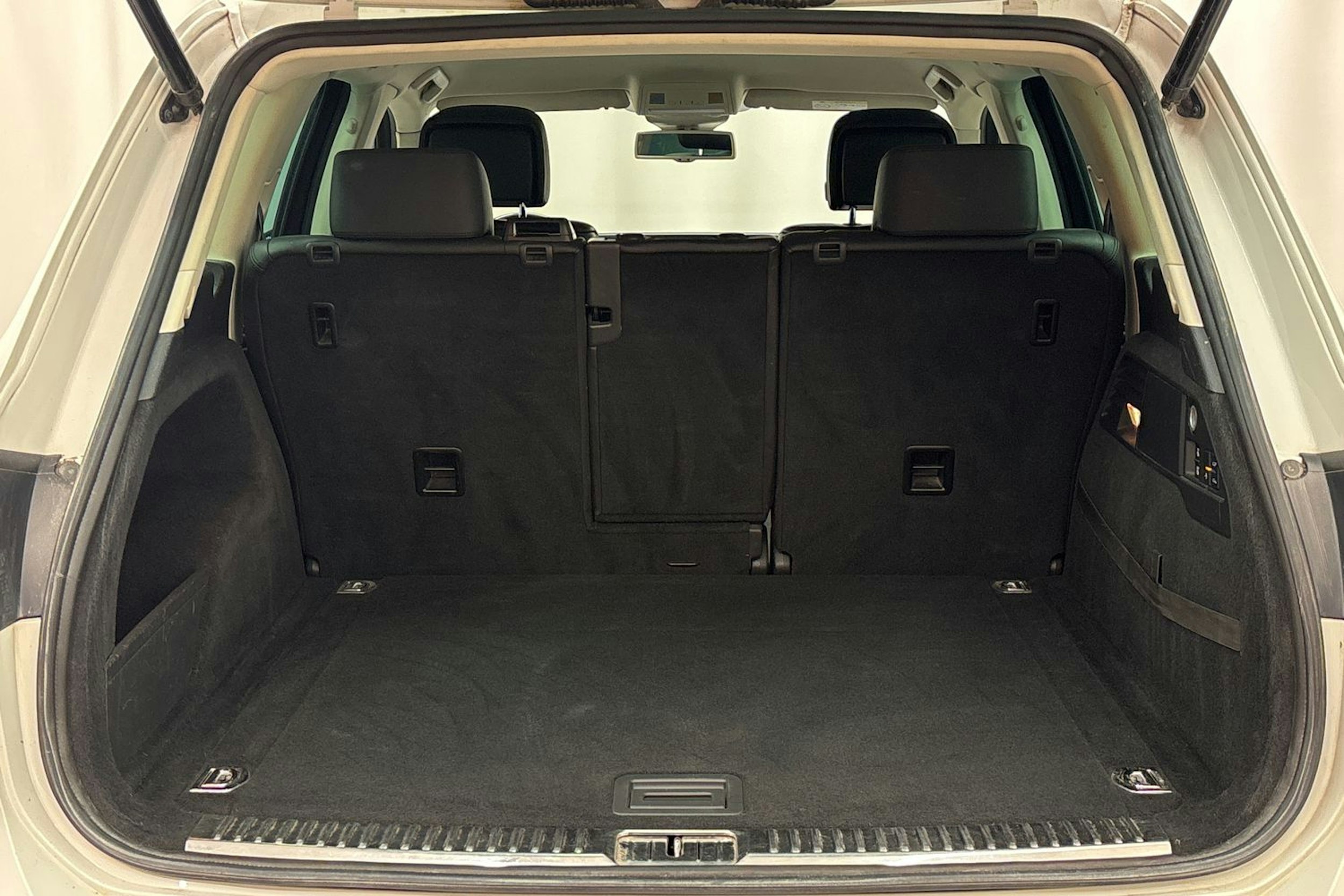 valkoinen Volkswagen Touareg 2016 kuva 28.