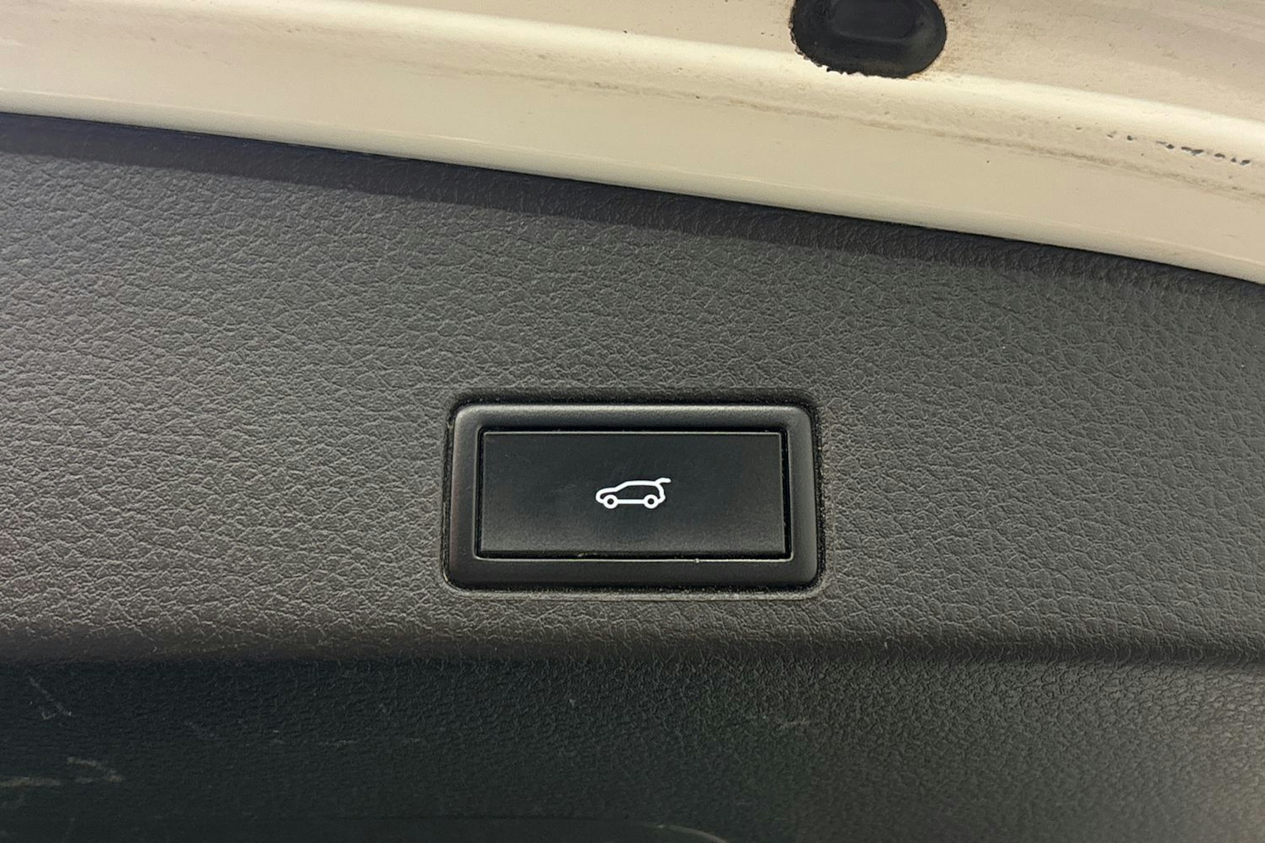 valkoinen Volkswagen Touareg 2016 kuva 29.