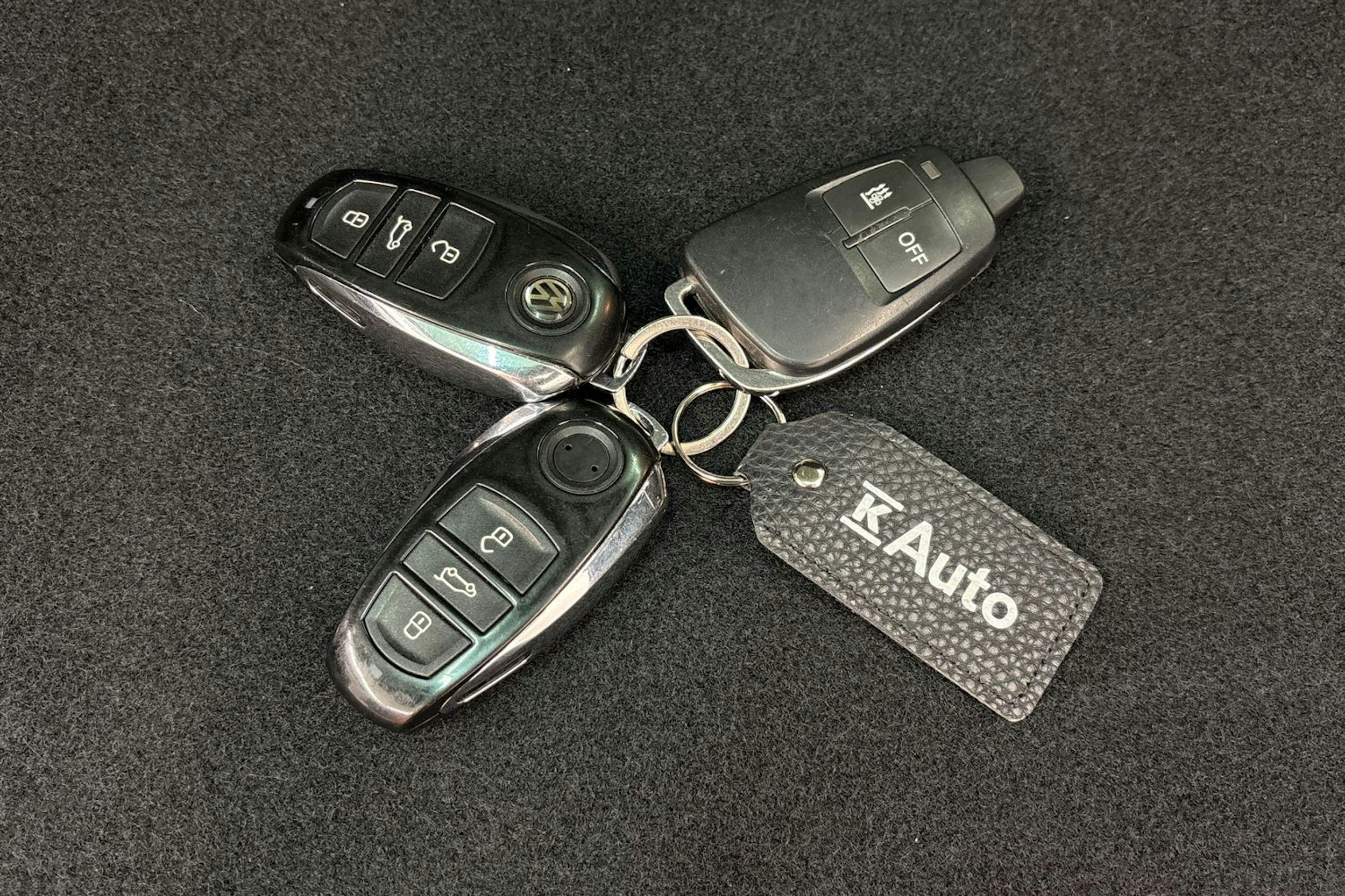 valkoinen Volkswagen Touareg 2016 kuva 31.