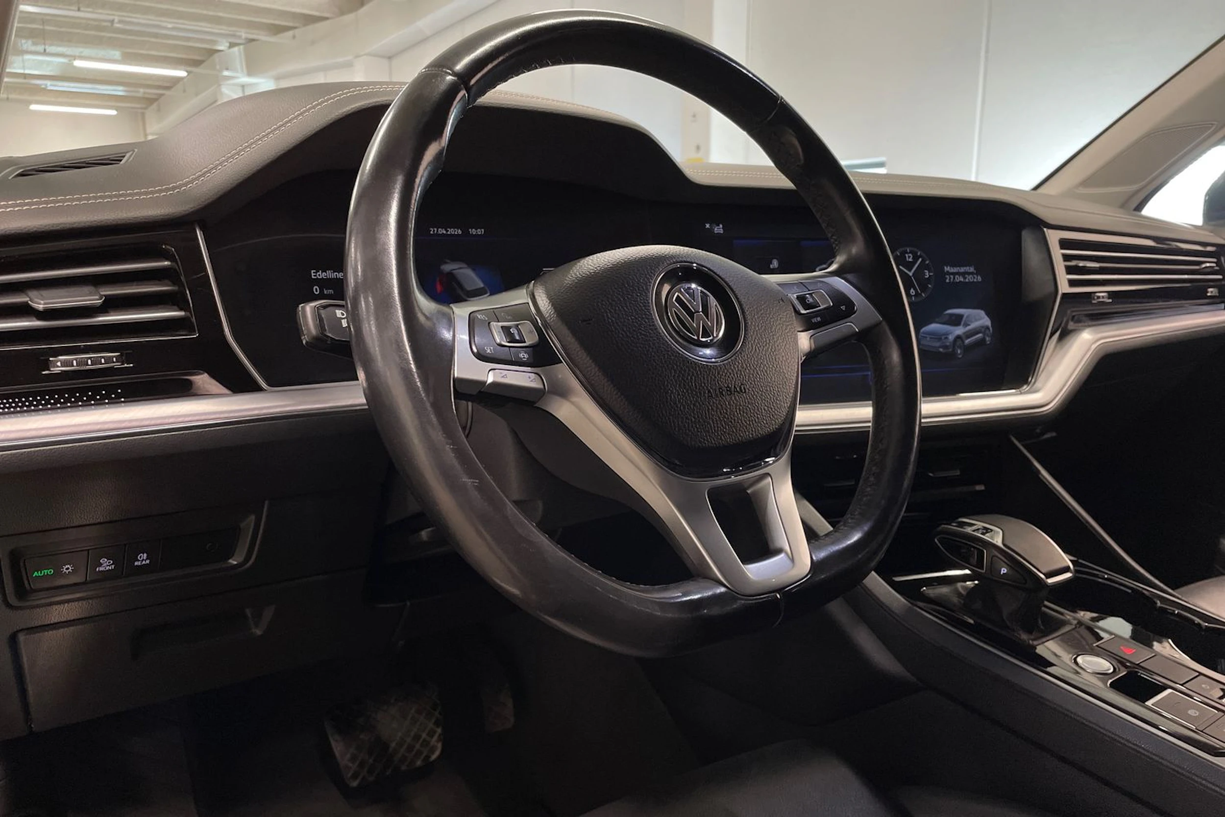 musta Volkswagen Touareg 2019 kuva 32.