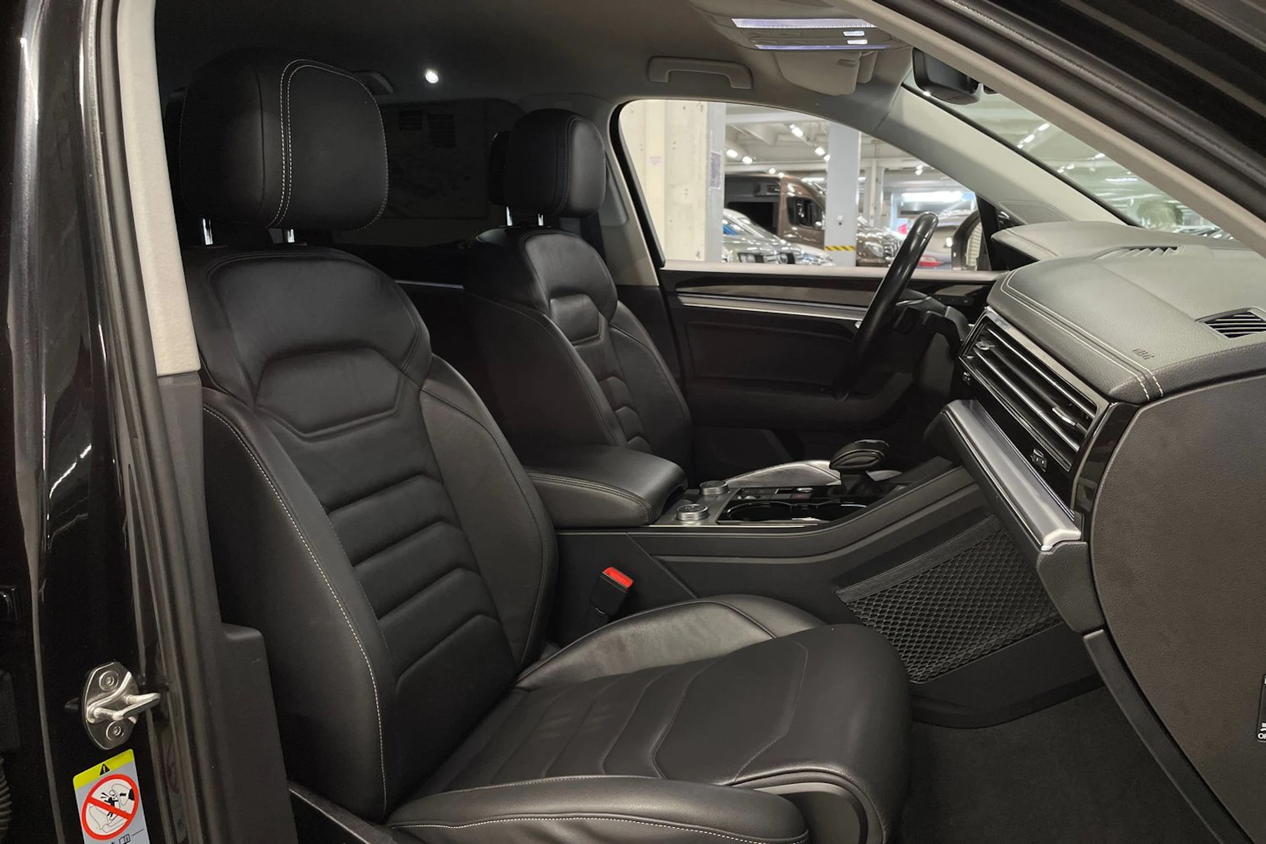 musta Volkswagen Touareg 2019 kuva 33.