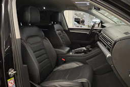 musta Volkswagen Touareg 2019 kuva 33.