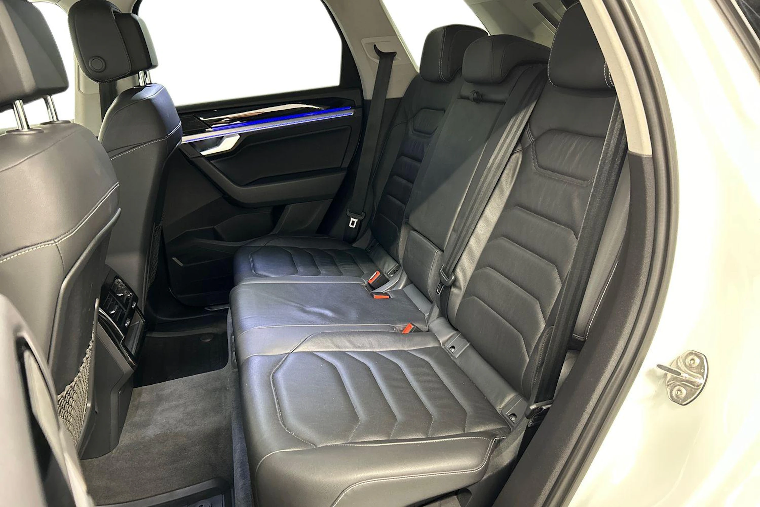valkoinen Volkswagen Touareg 2019 kuva 8.