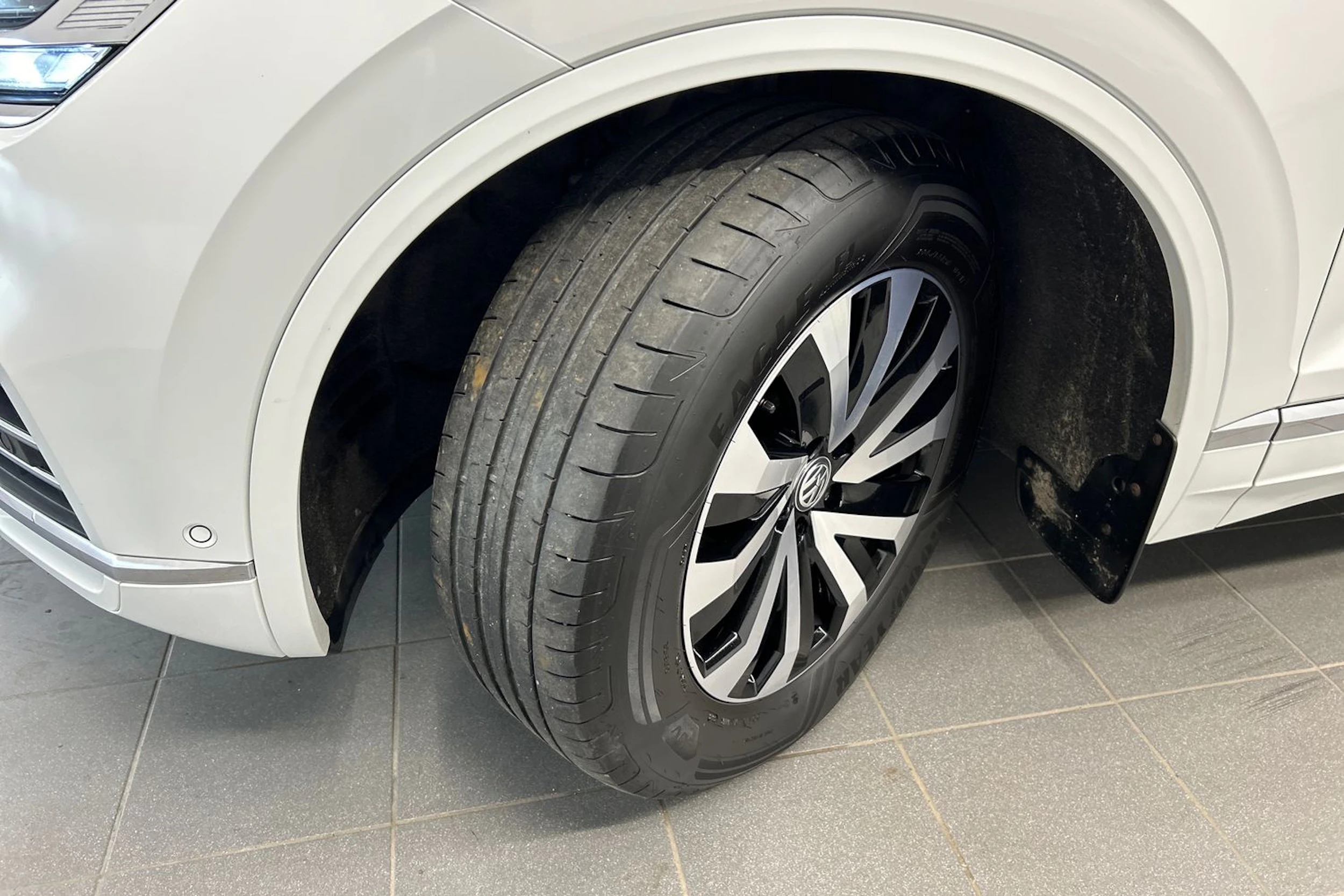 valkoinen Volkswagen Touareg 2019 kuva 10.
