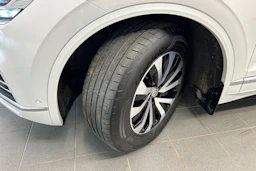 valkoinen Volkswagen Touareg 2019 kuva 10.