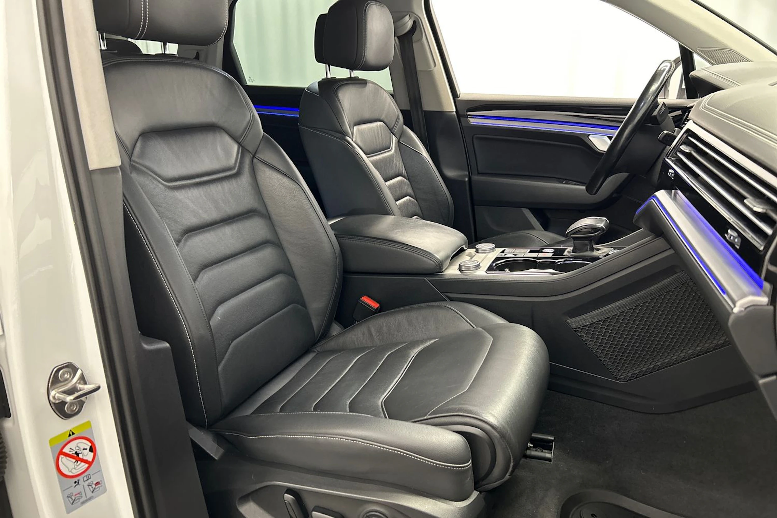 valkoinen Volkswagen Touareg 2019 kuva 11.