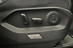 valkoinen Volkswagen Touareg 2019 kuva 12.