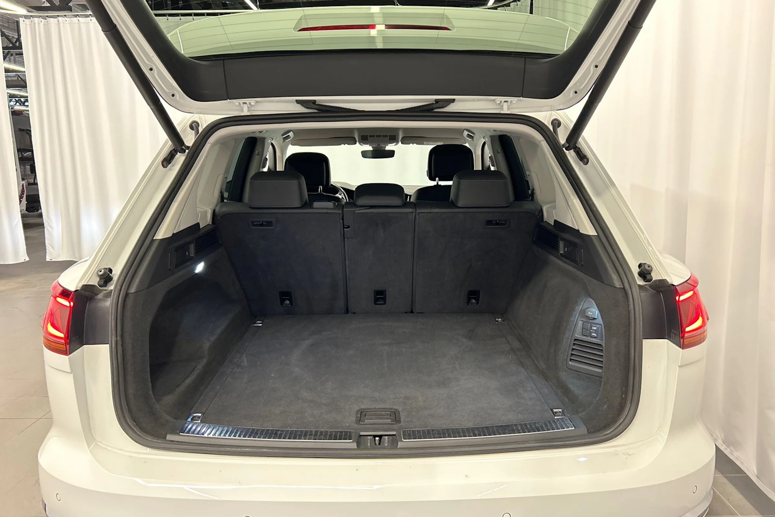 valkoinen Volkswagen Touareg 2019 kuva 13.
