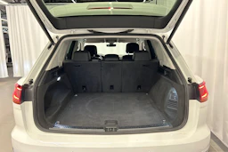 valkoinen Volkswagen Touareg 2019 kuva 13.