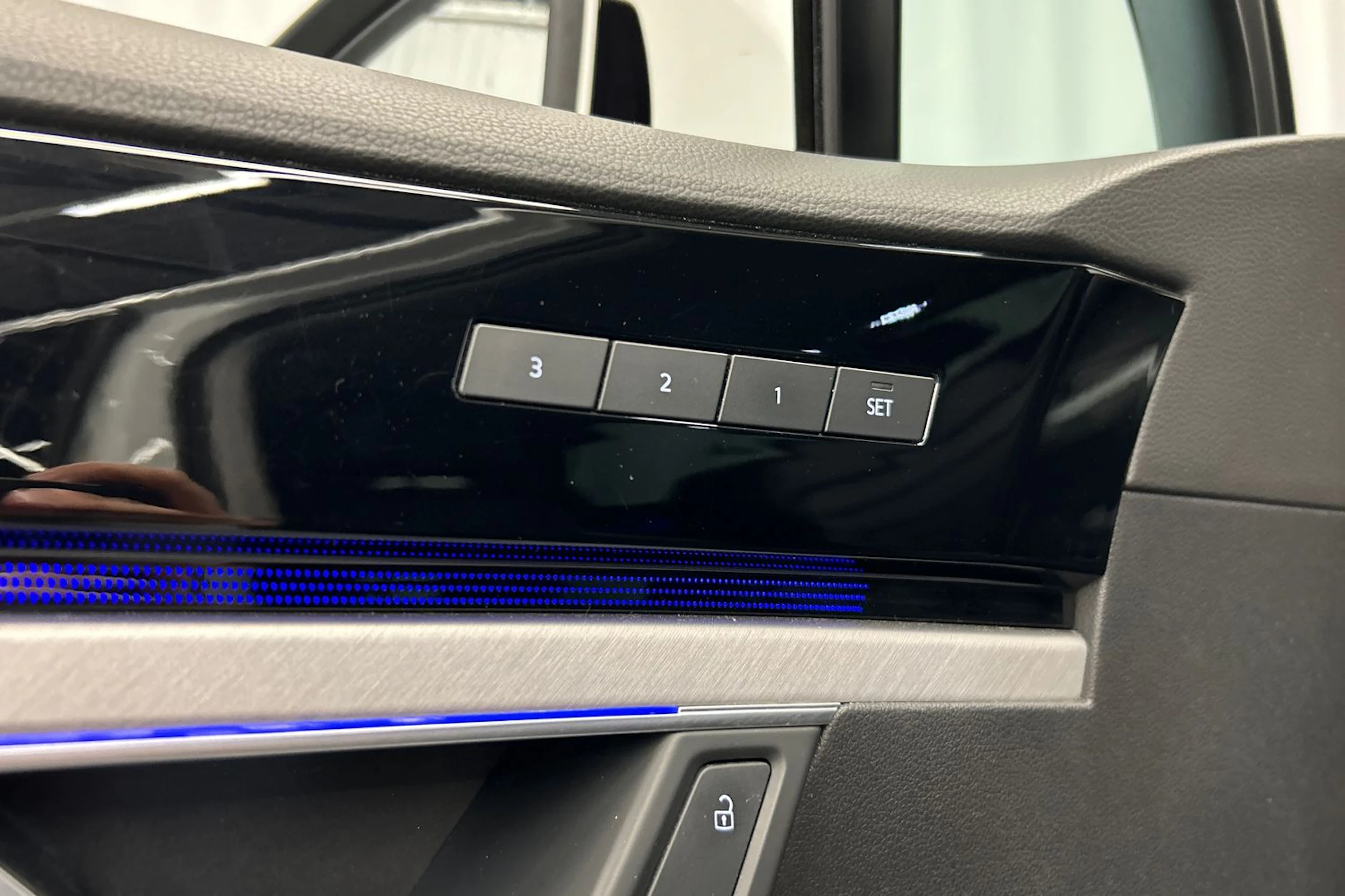 valkoinen Volkswagen Touareg 2019 kuva 16.