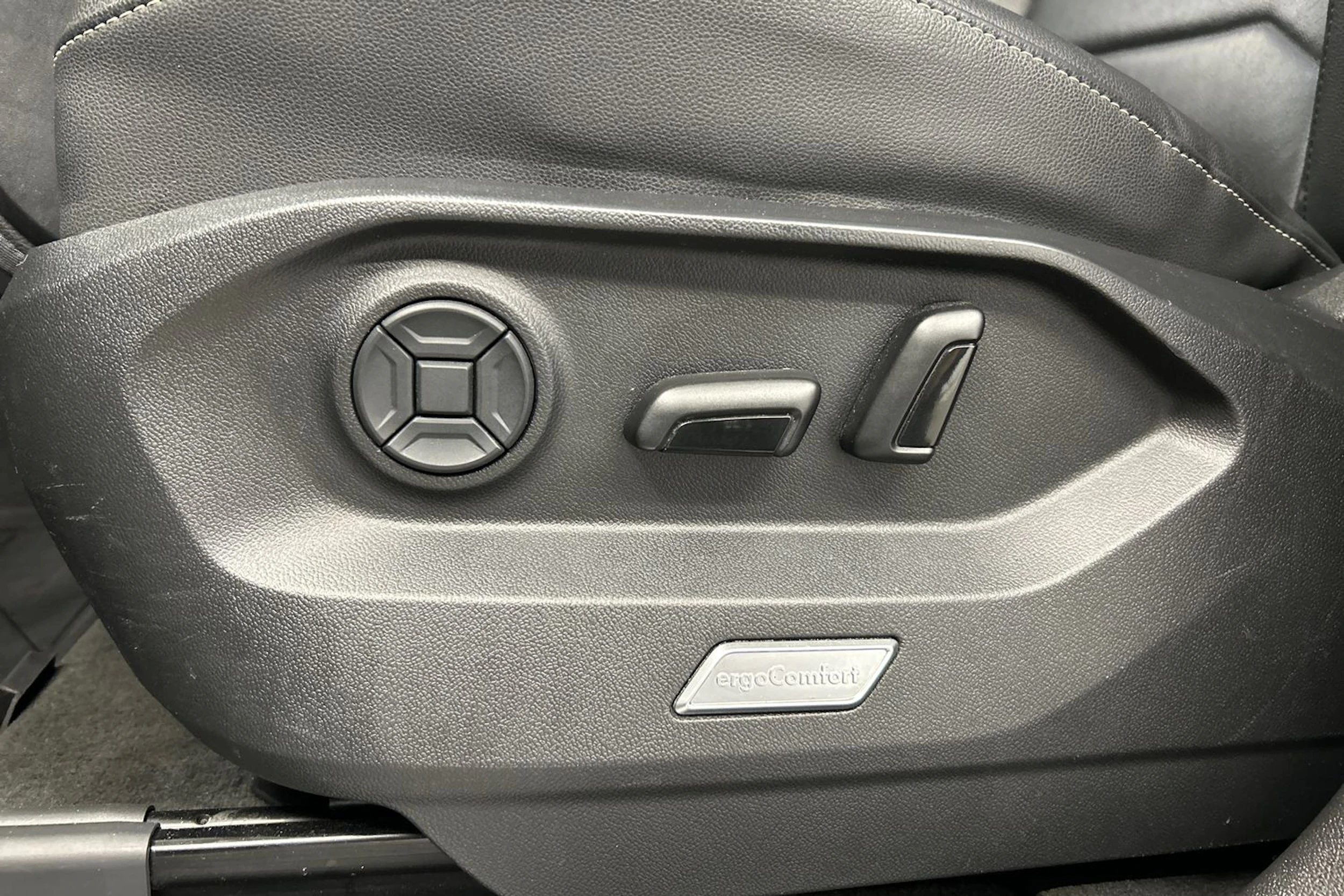 valkoinen Volkswagen Touareg 2019 kuva 17.