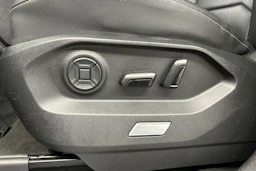valkoinen Volkswagen Touareg 2019 kuva 17.