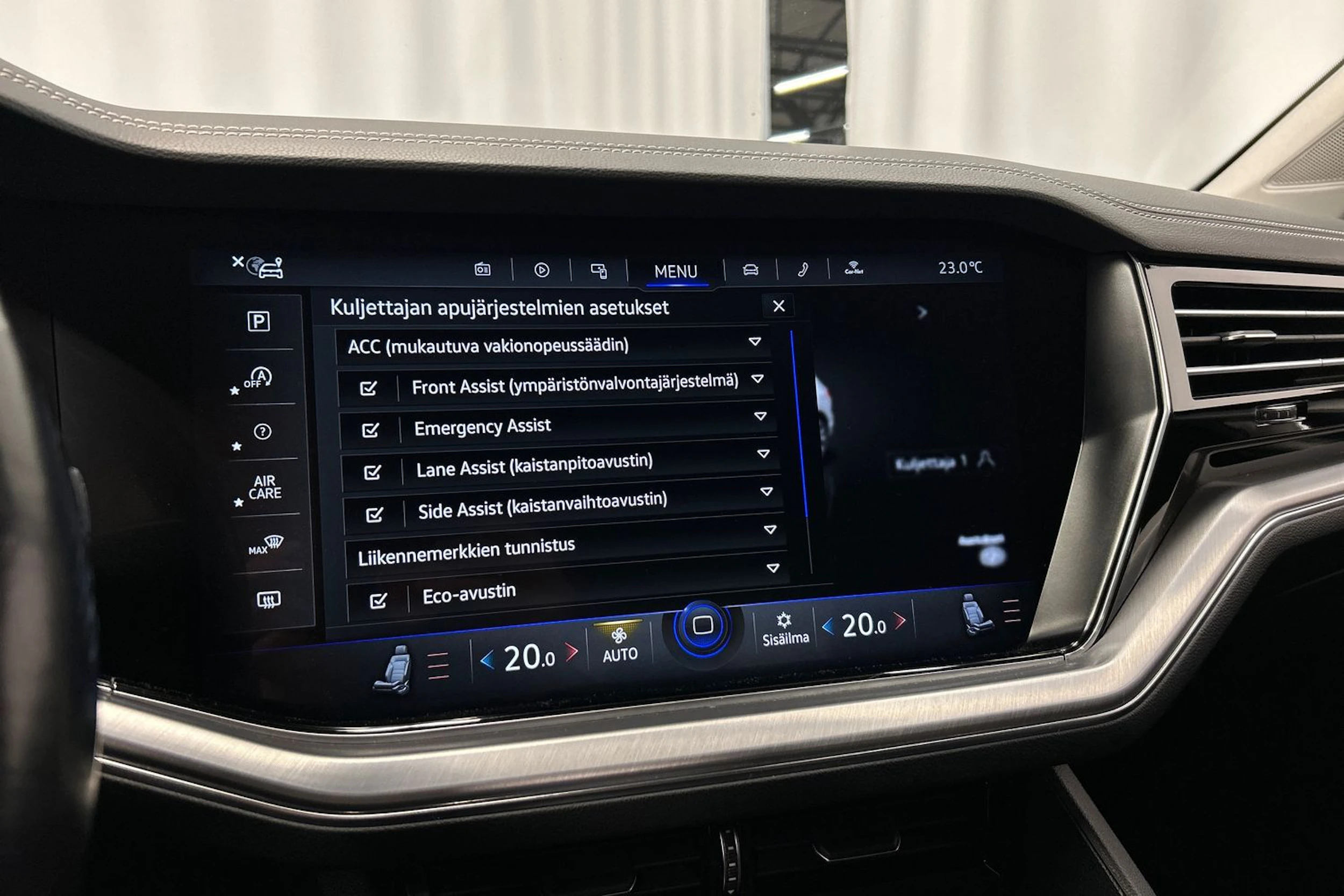 valkoinen Volkswagen Touareg 2019 kuva 22.
