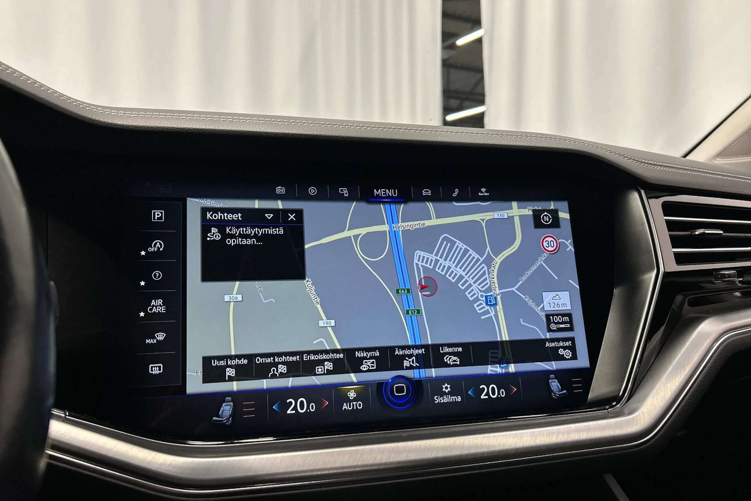 valkoinen Volkswagen Touareg 2019 kuva 24.