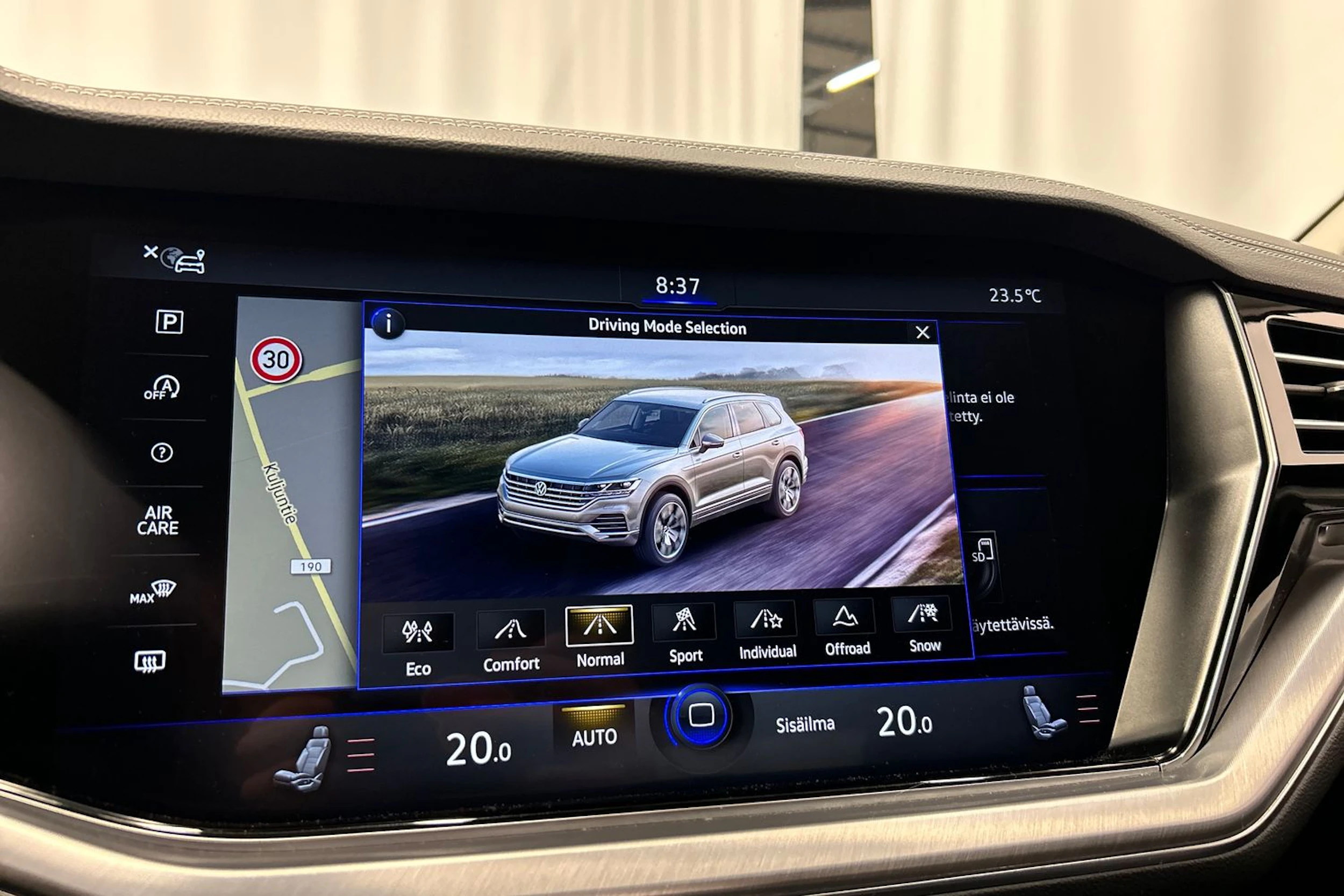 valkoinen Volkswagen Touareg 2019 kuva 25.