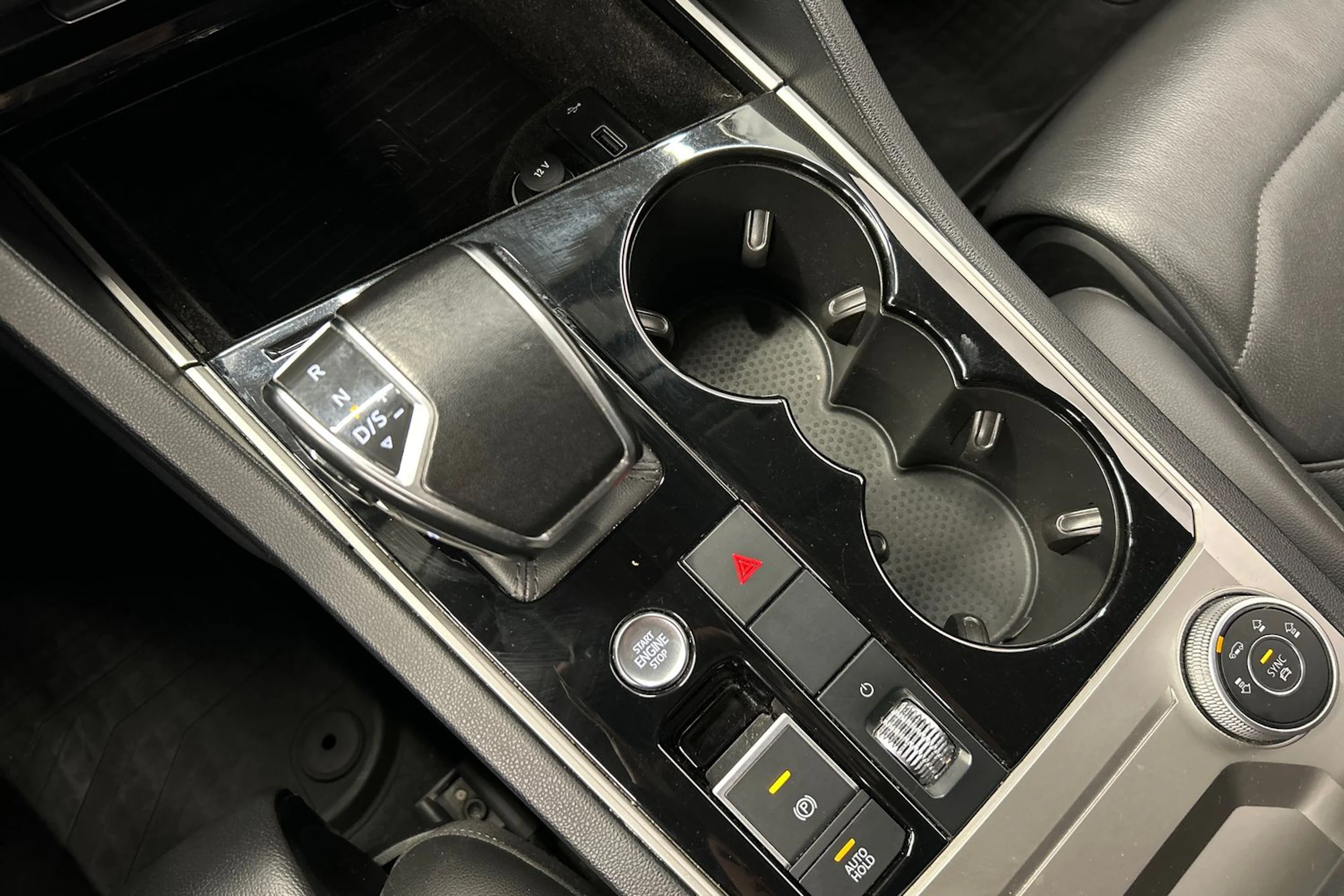 valkoinen Volkswagen Touareg 2019 kuva 28.