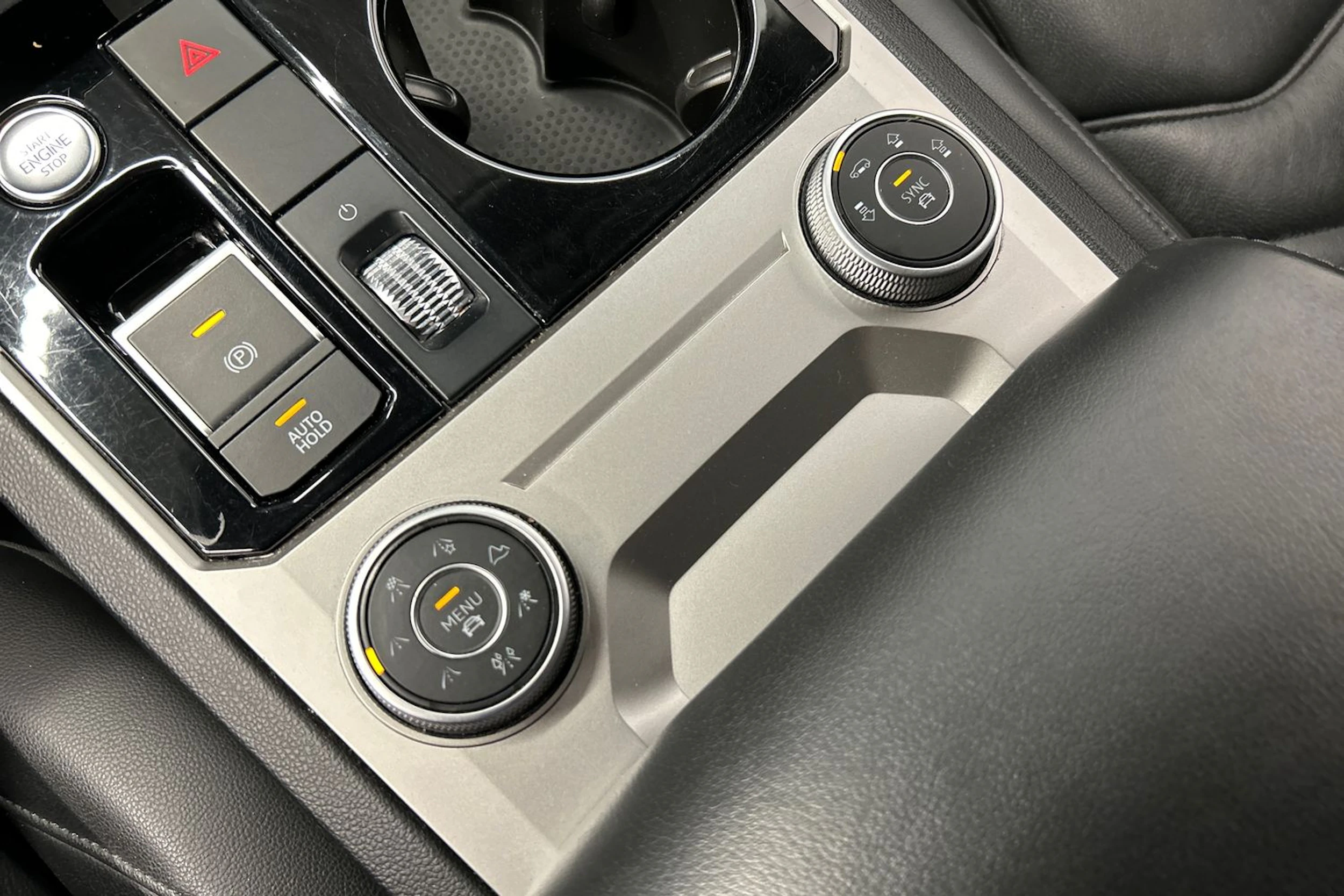 valkoinen Volkswagen Touareg 2019 kuva 29.