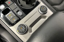 valkoinen Volkswagen Touareg 2019 kuva 29.