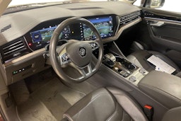met. punainen Volkswagen Touareg 2019 kuva 3.
