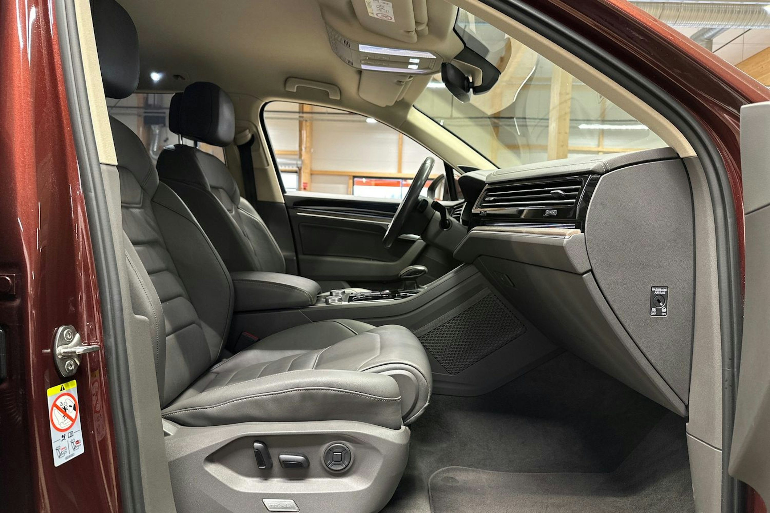 met. punainen Volkswagen Touareg 2019 kuva 14.