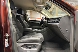 met. punainen Volkswagen Touareg 2019 kuva 14.