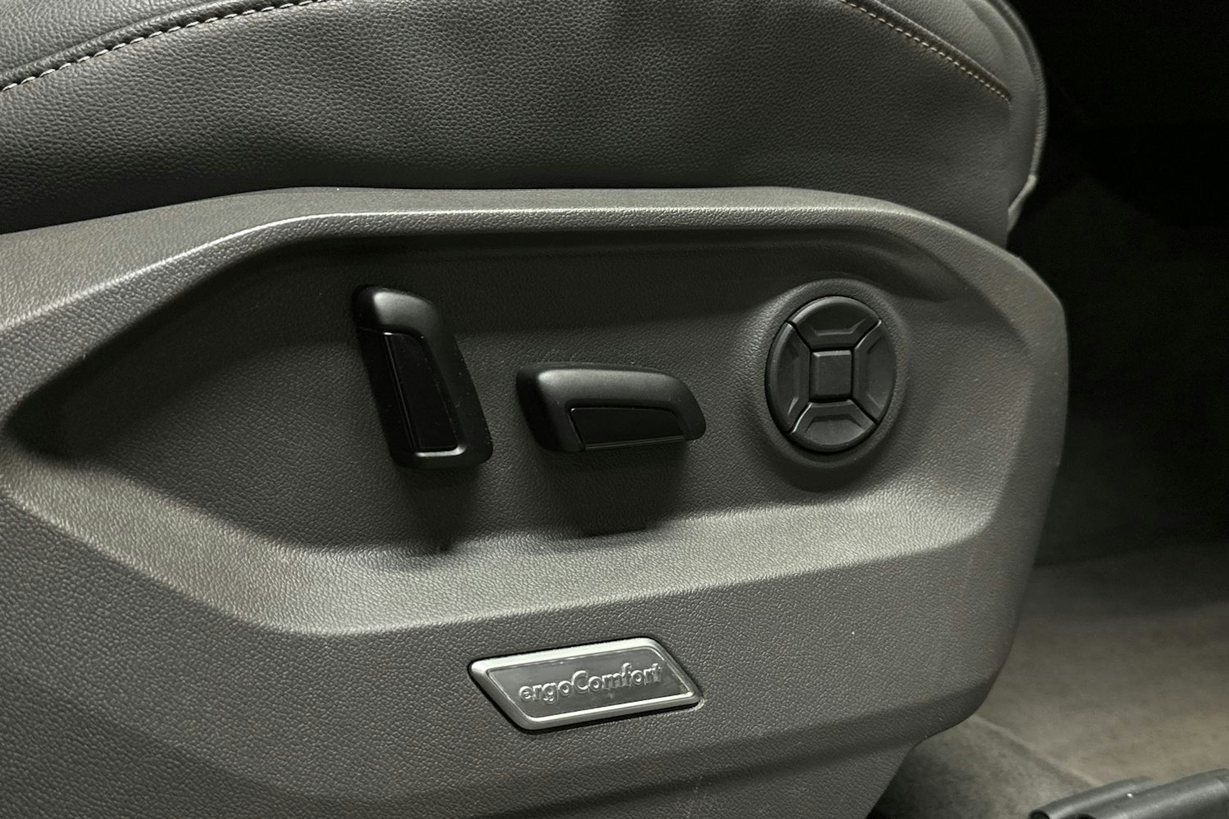 met. punainen Volkswagen Touareg 2019 kuva 15.