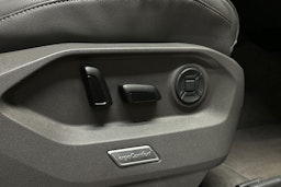 met. punainen Volkswagen Touareg 2019 kuva 15.