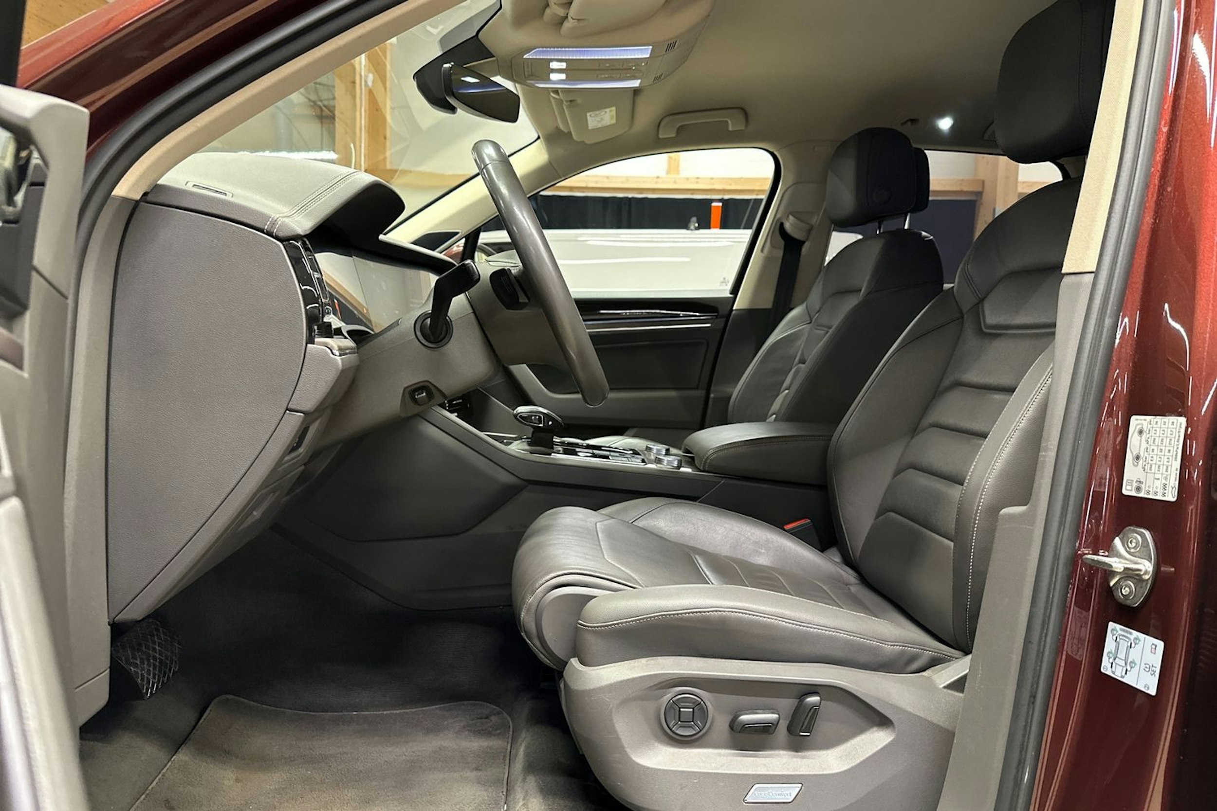 met. punainen Volkswagen Touareg 2019 kuva 17.