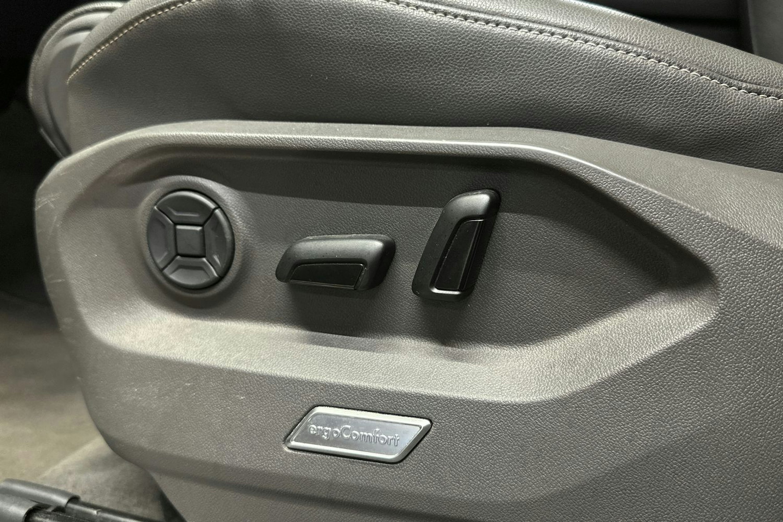 met. punainen Volkswagen Touareg 2019 kuva 18.