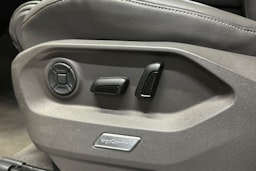 met. punainen Volkswagen Touareg 2019 kuva 18.