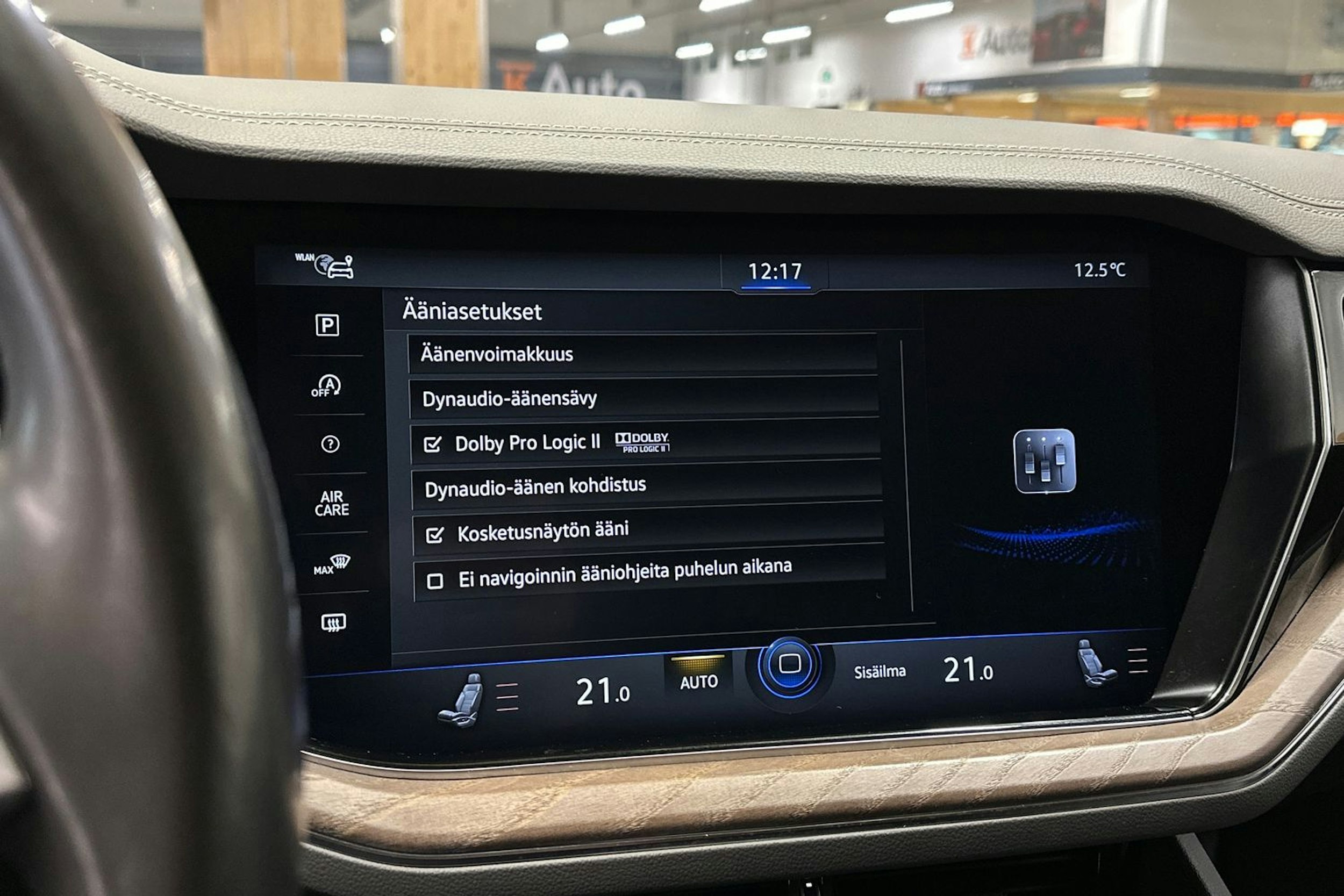 met. punainen Volkswagen Touareg 2019 kuva 20.