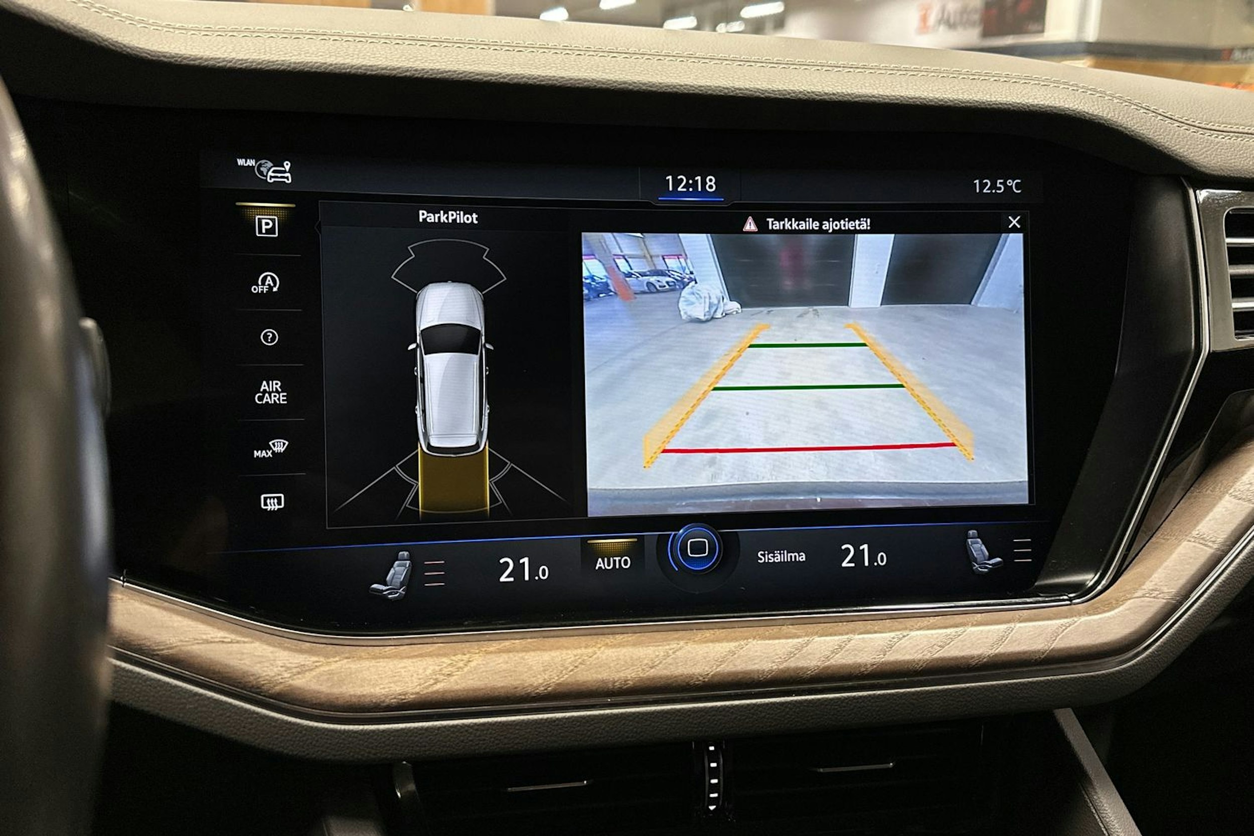 met. punainen Volkswagen Touareg 2019 kuva 21.